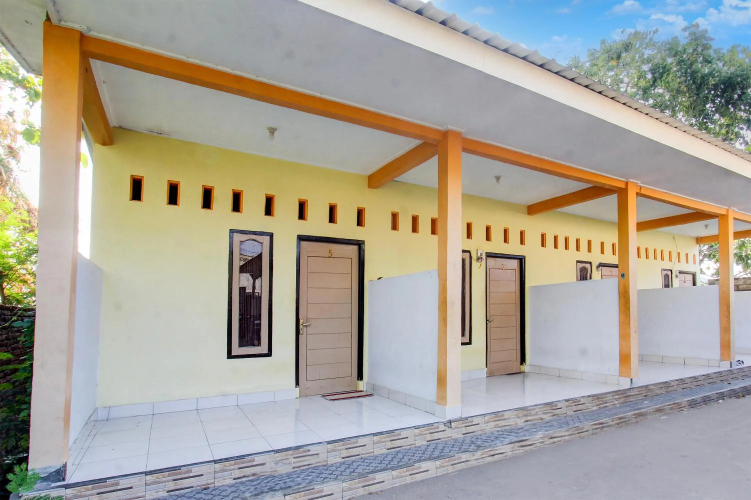 Facade/entrance in OYO Life 93156 Rumah Kosan