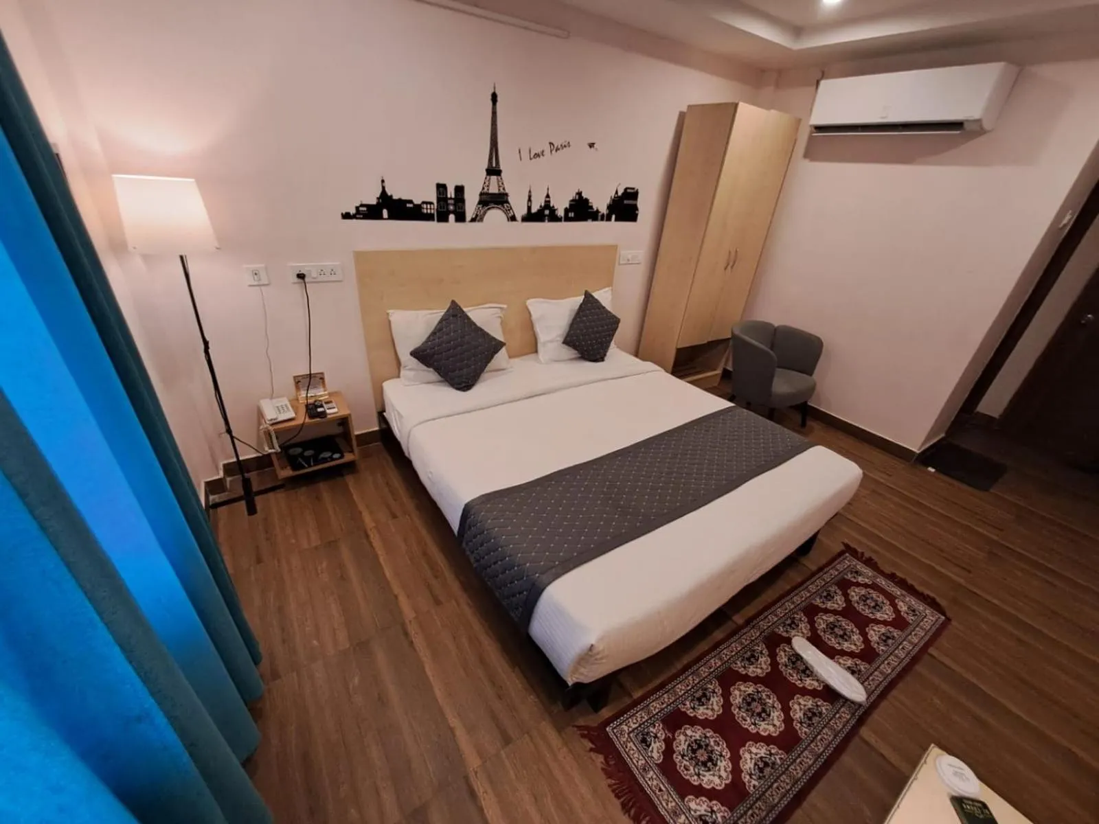 Bed in De Crown Luxury Hotel