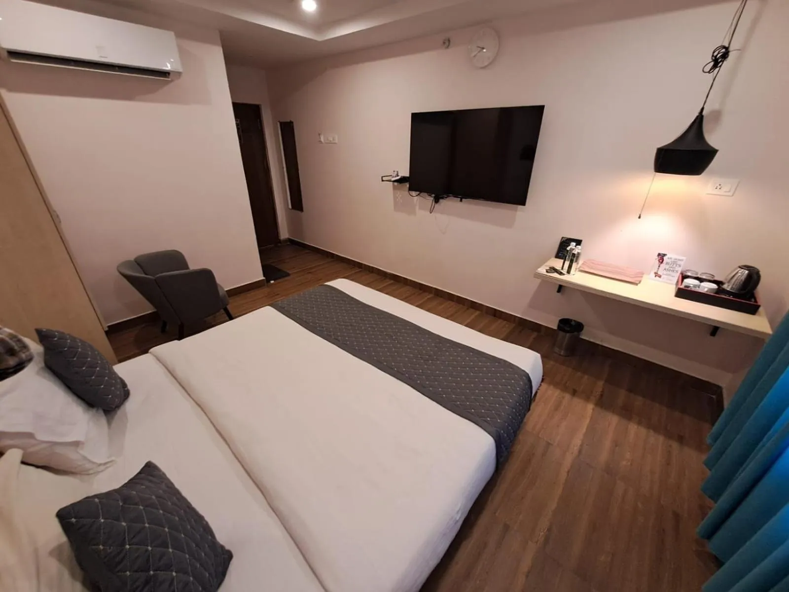 Bed in De Crown Luxury Hotel