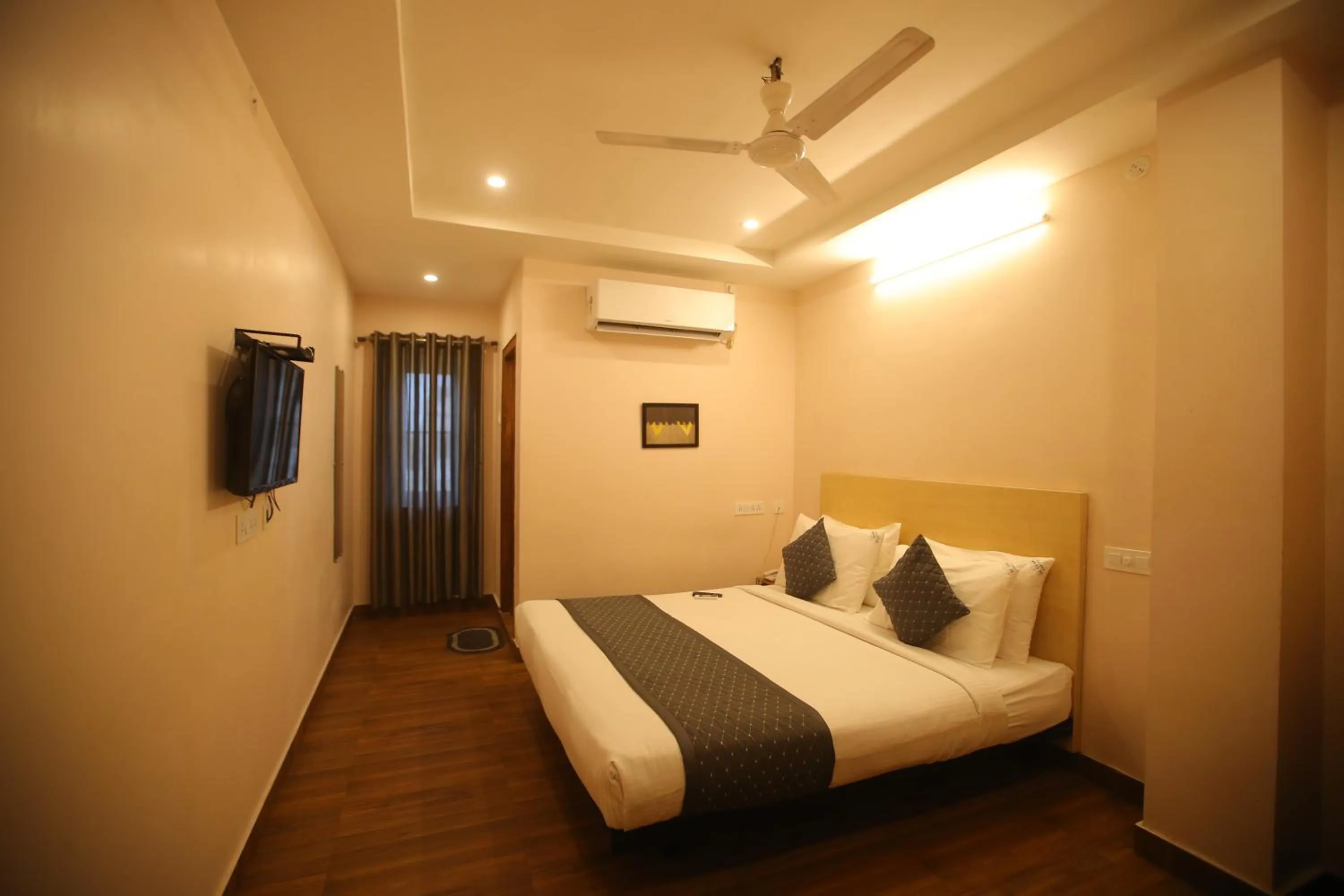 Bed in De Crown Luxury Hotel