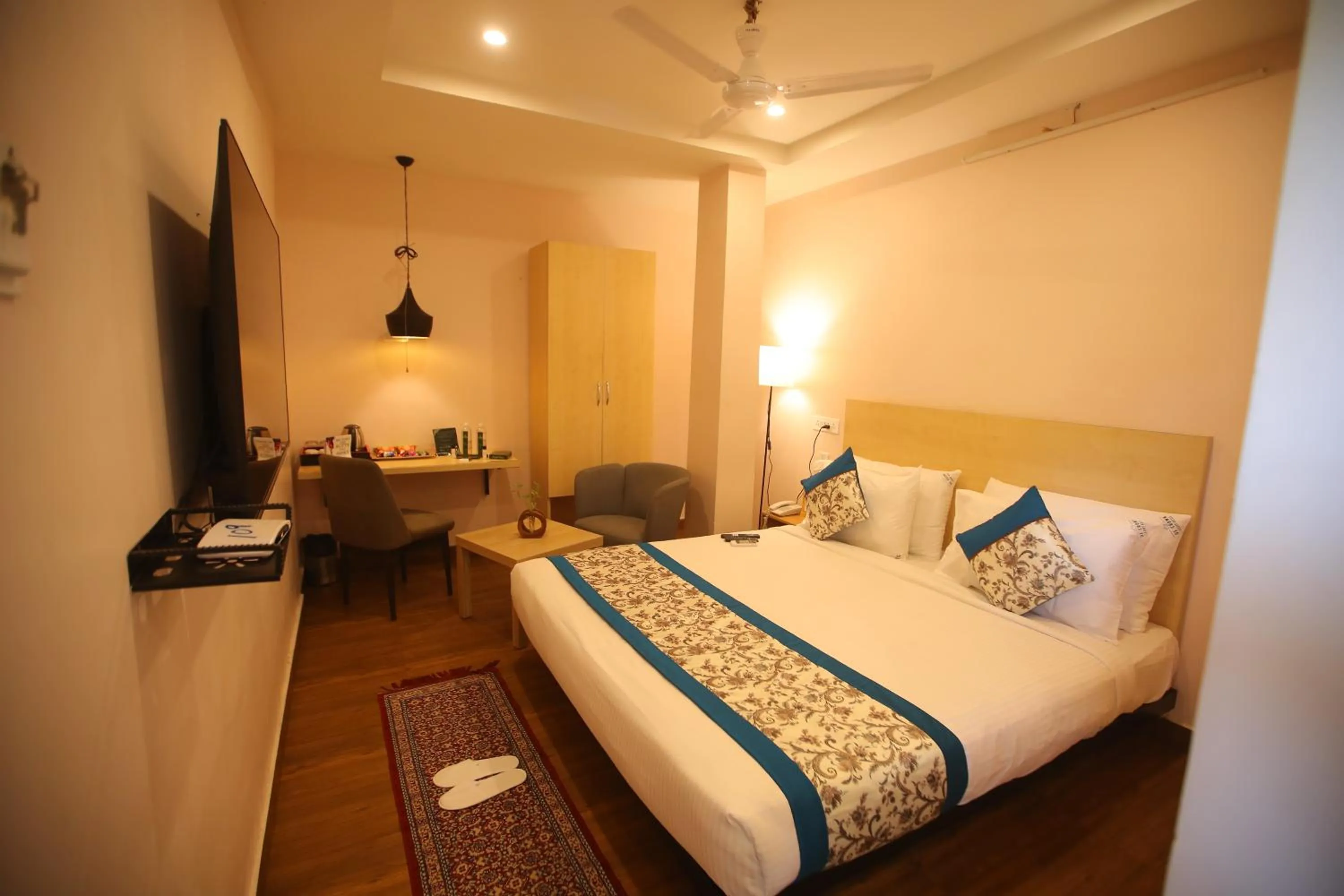 Bed in De Crown Luxury Hotel