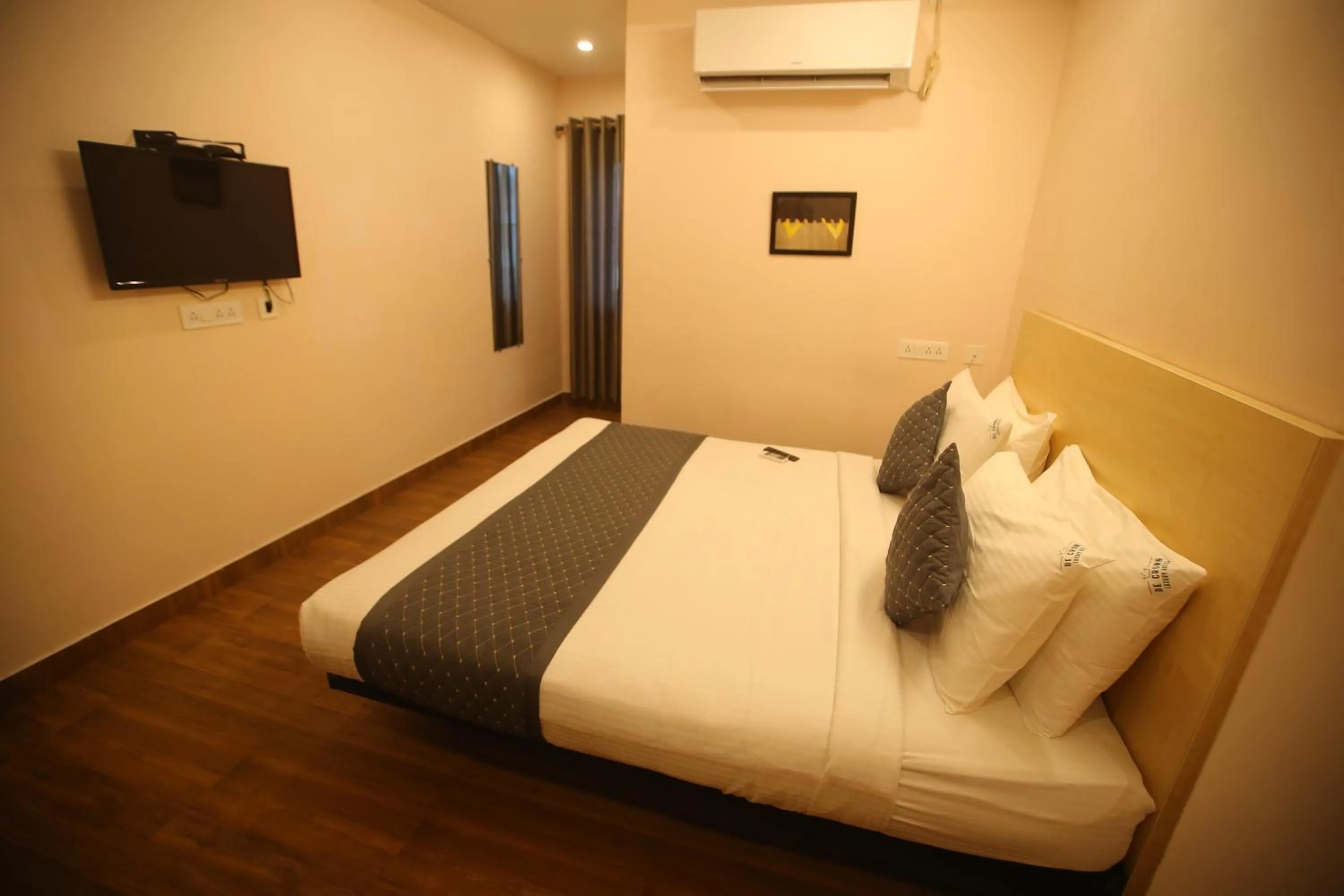 Bed in De Crown Luxury Hotel