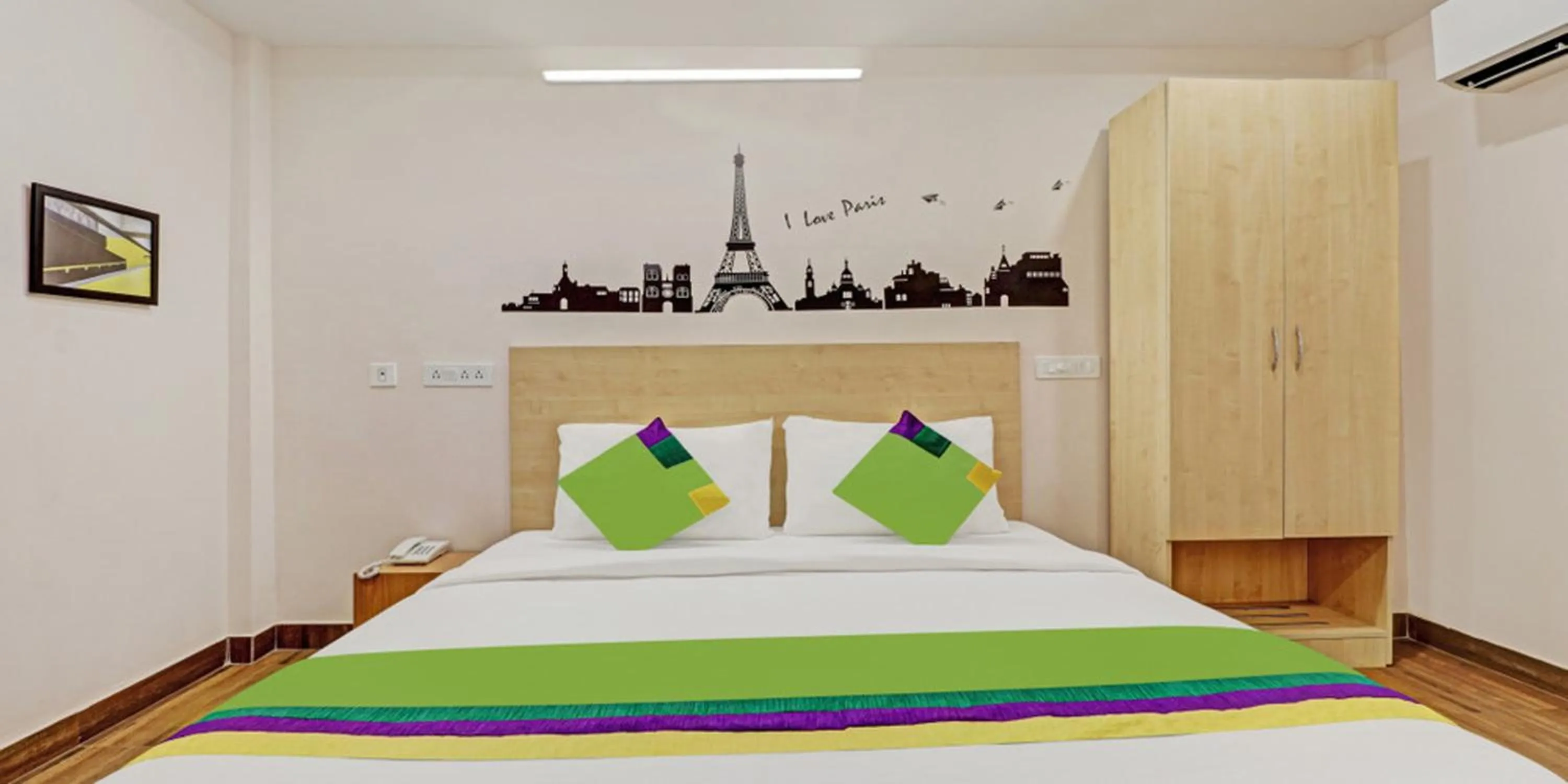 Bedroom, Bed in De Crown Luxury Hotel