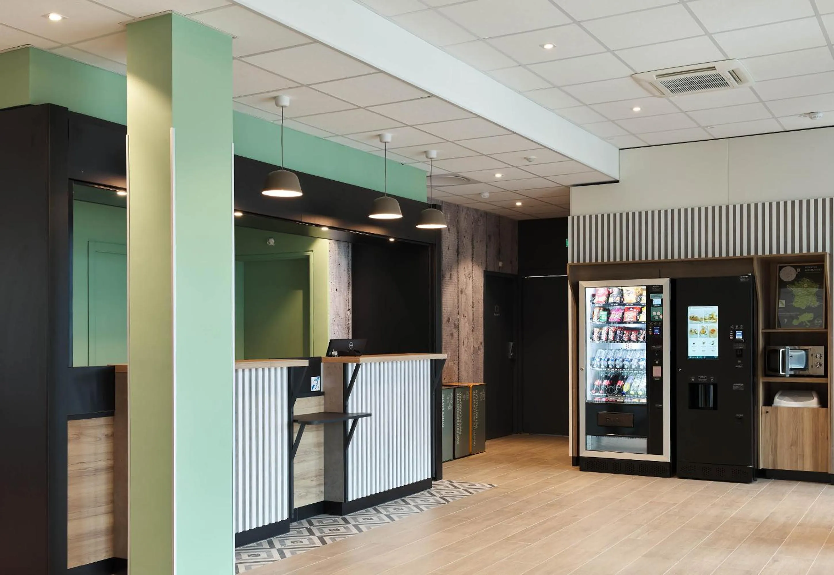 Lobby or reception in B&B HOTEL Cergy Saint-Christophe Gare