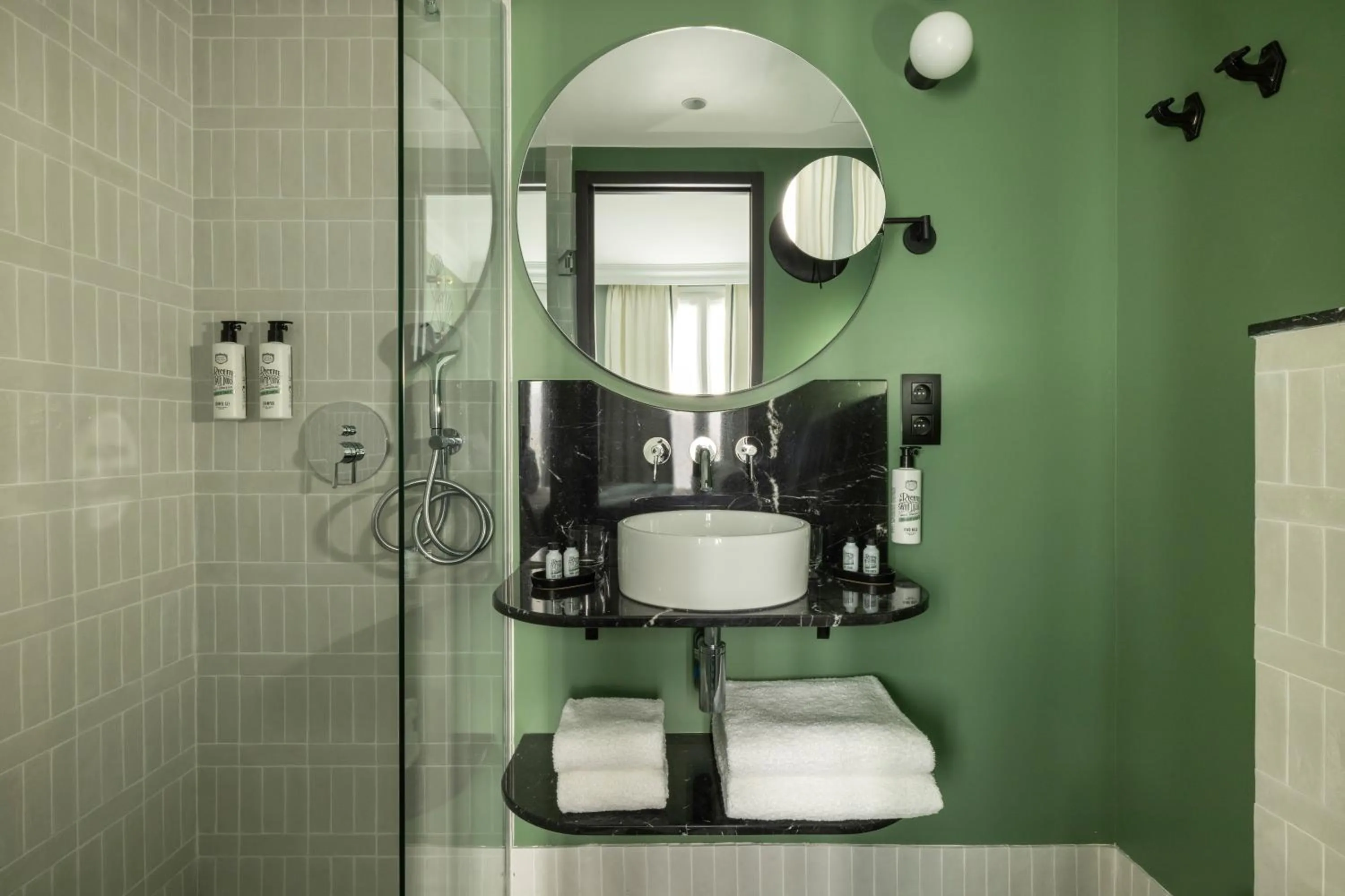 Shower in LE CLARK HOTEL