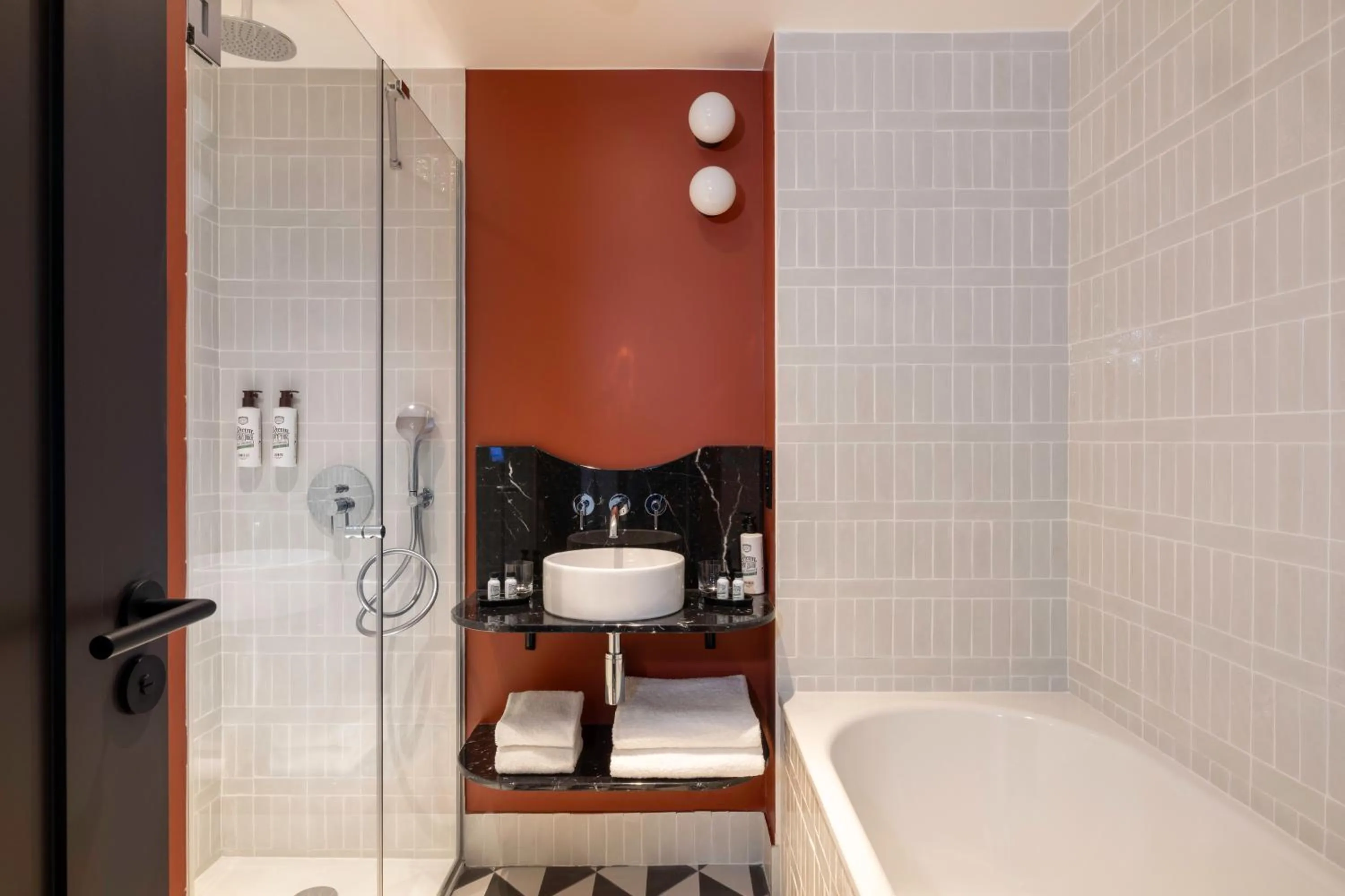 Shower in LE CLARK HOTEL