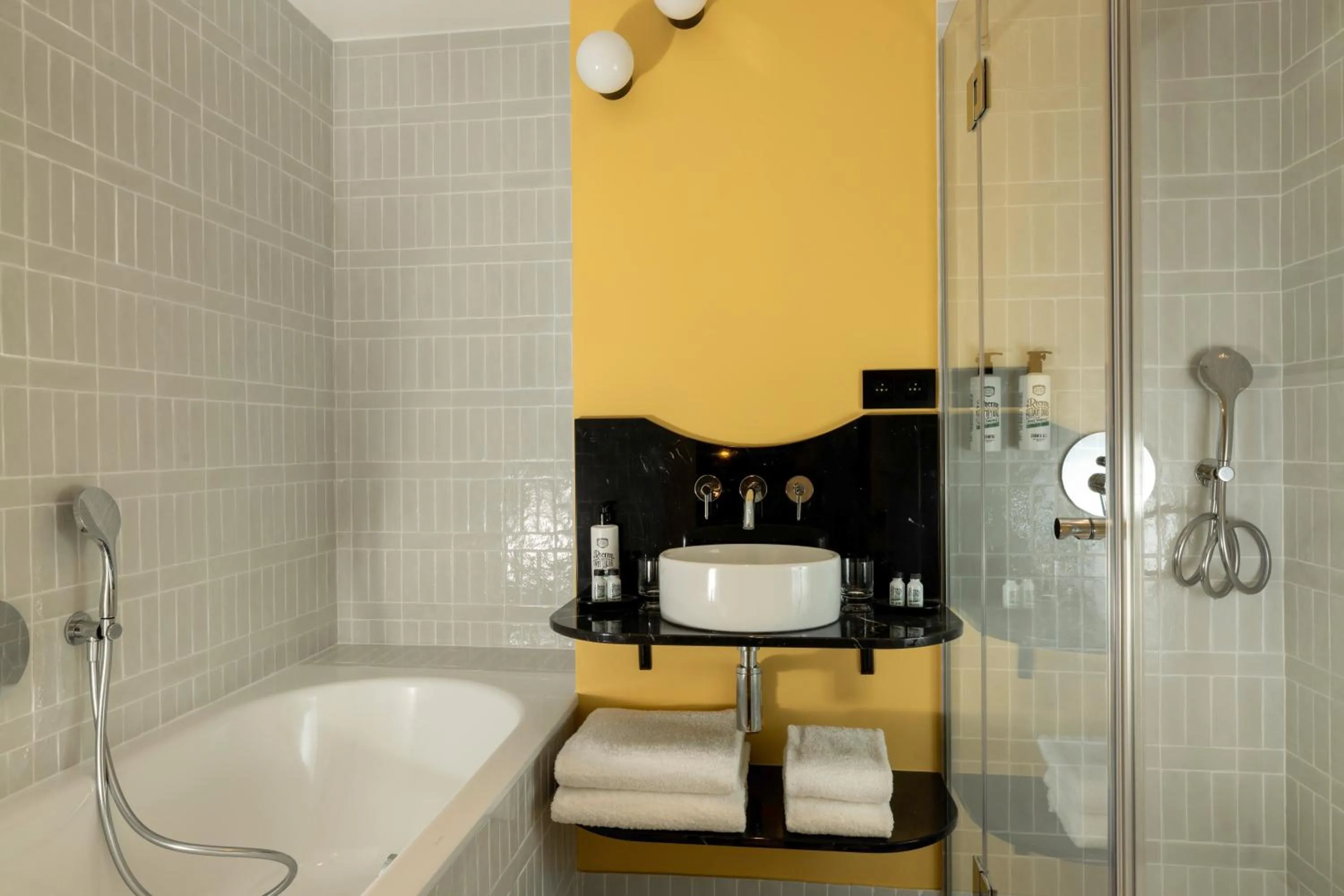 Shower in LE CLARK HOTEL