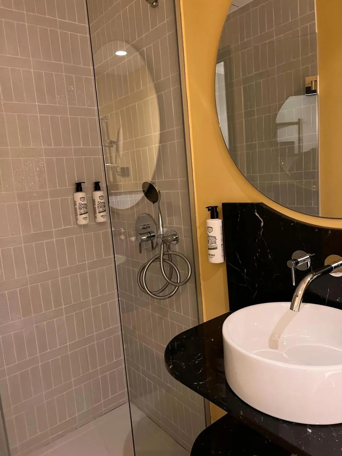 Shower in LE CLARK HOTEL