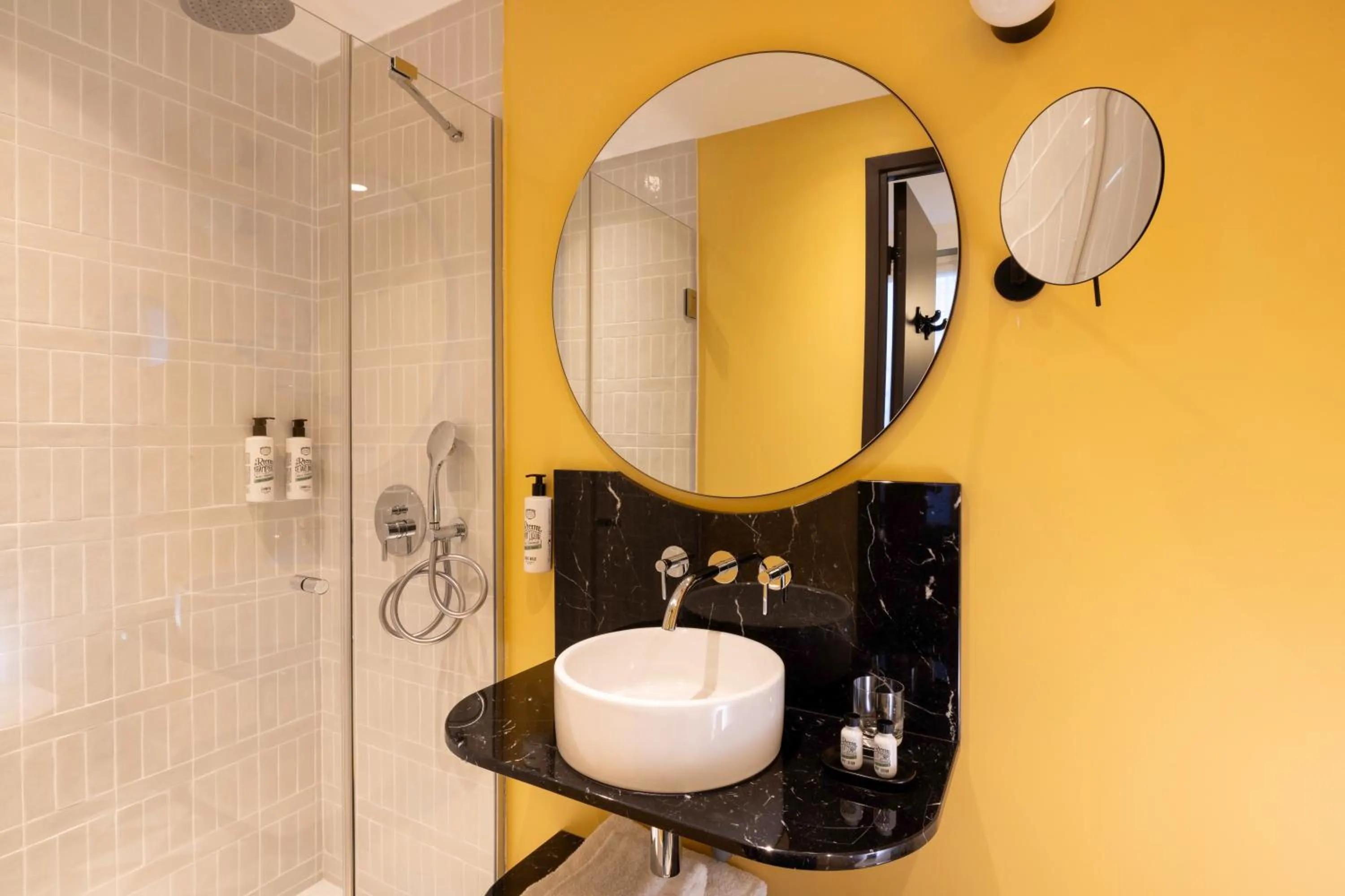 Shower in LE CLARK HOTEL