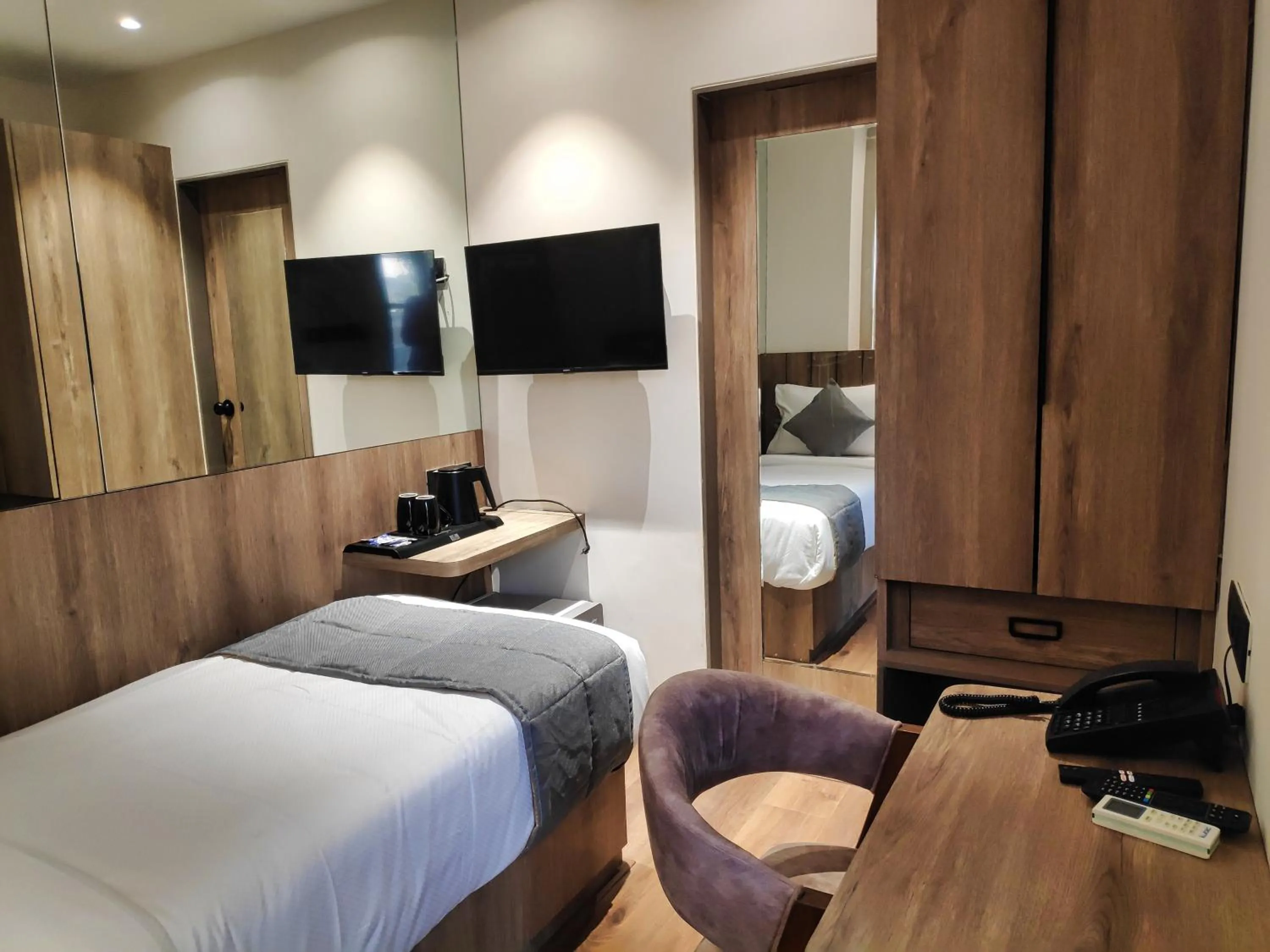 TV and multimedia, Bed in Maxxvalue Hotel MIDC - Andheri