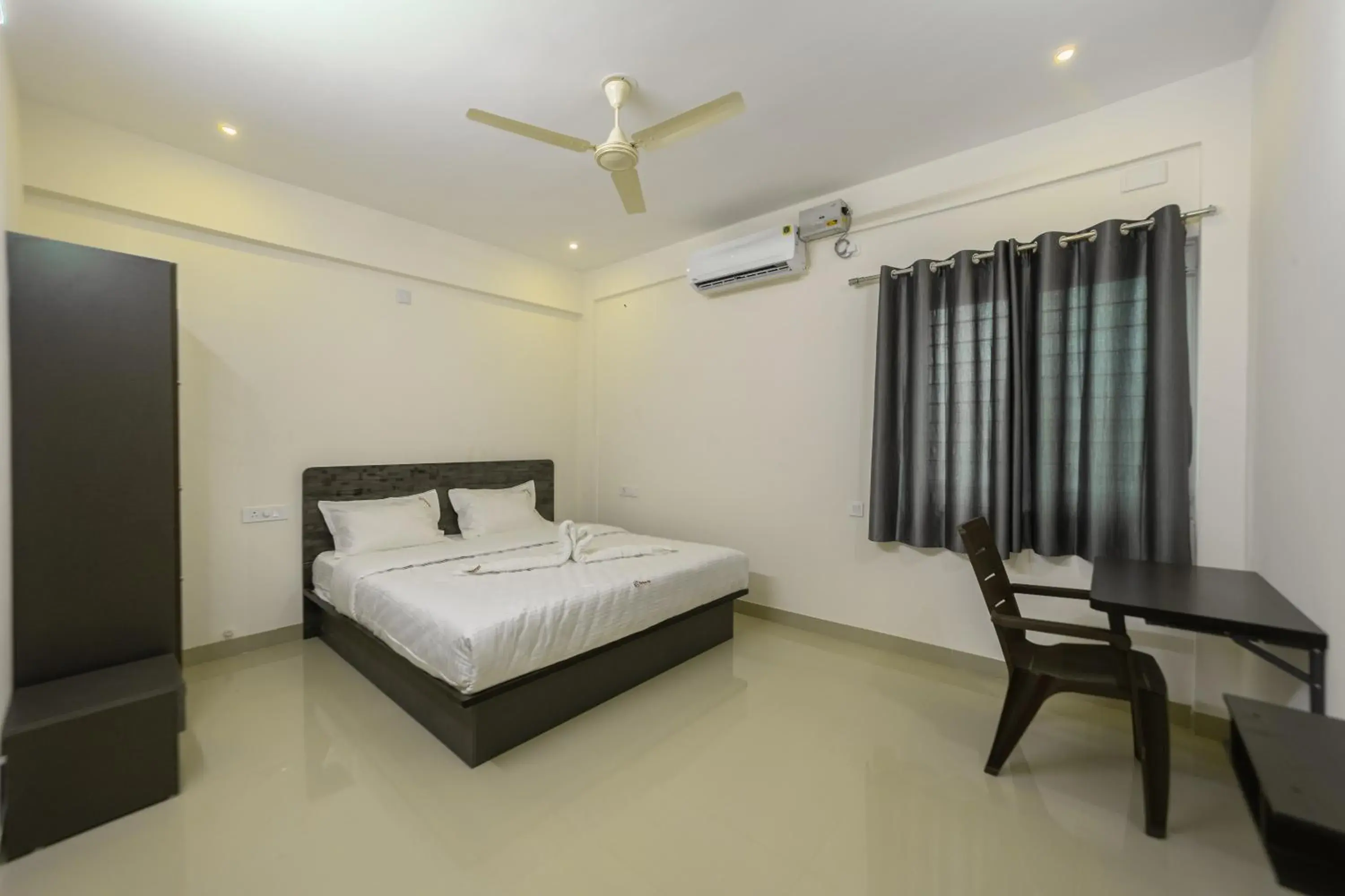 Photo of the whole room, Bed in Fortune Inn Photo of the whole room, Bed in Fortune Inn