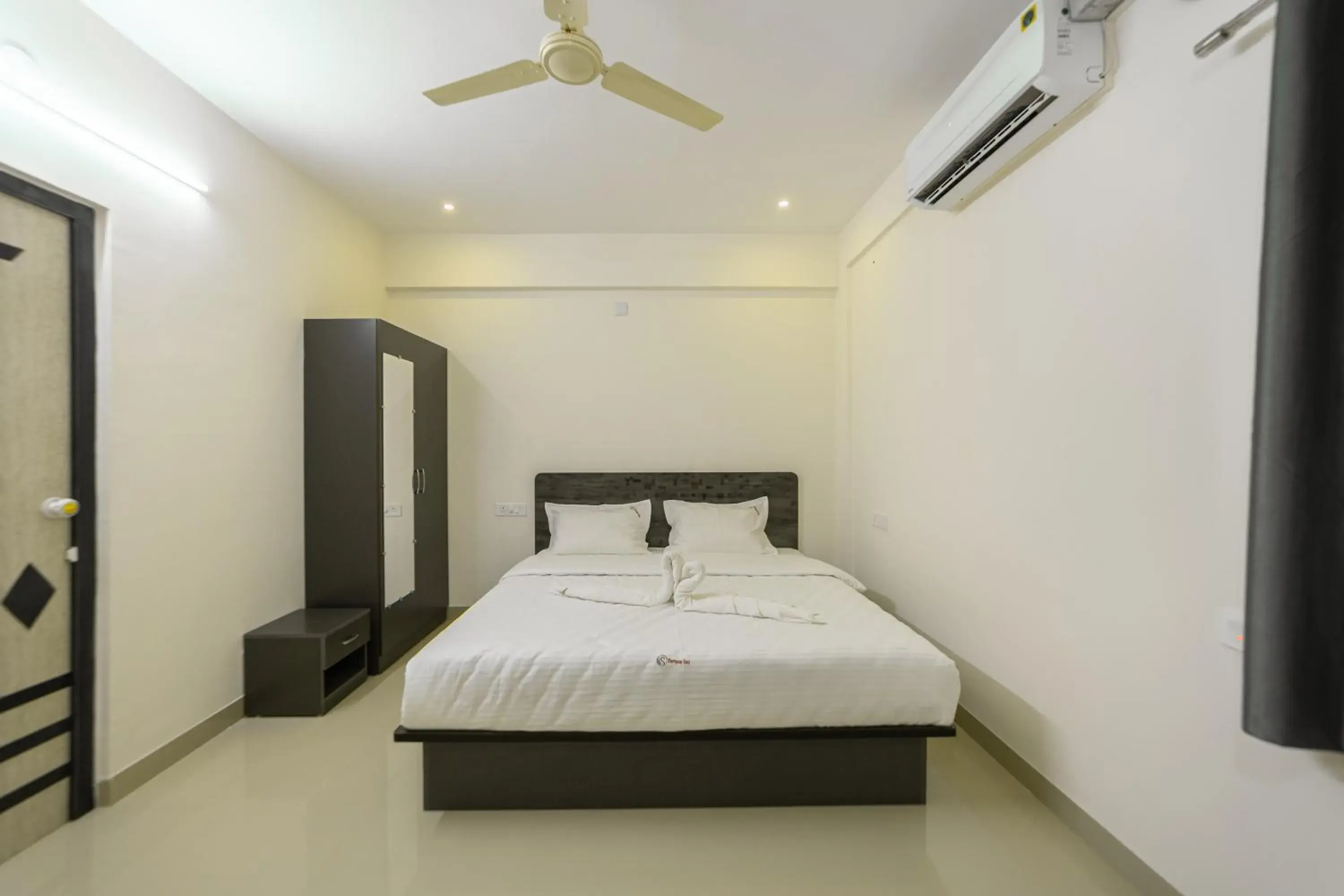 fireplace, Bed in Fortune Inn fireplace, Bed in Fortune Inn