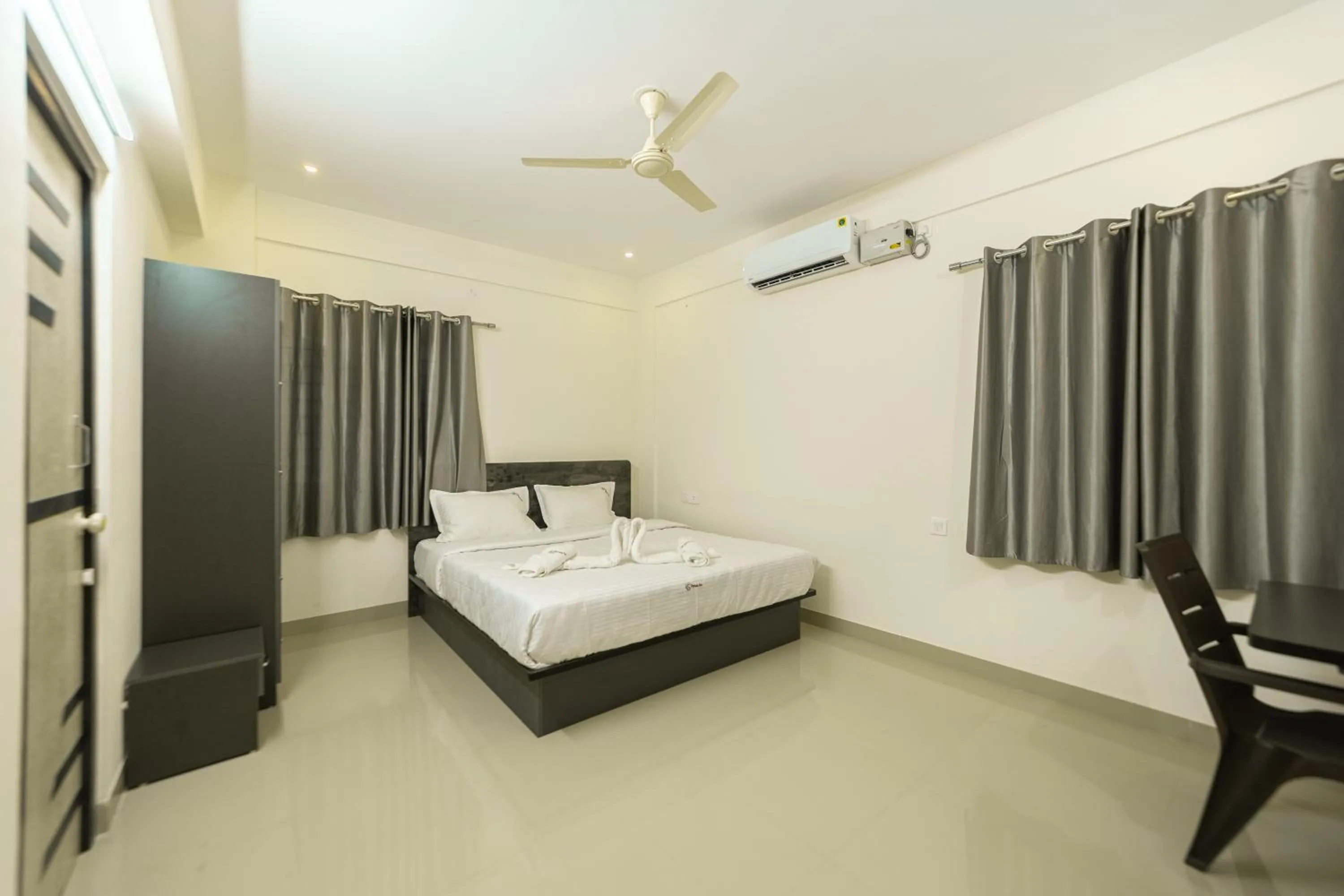 air conditioner, Bed in Fortune Inn