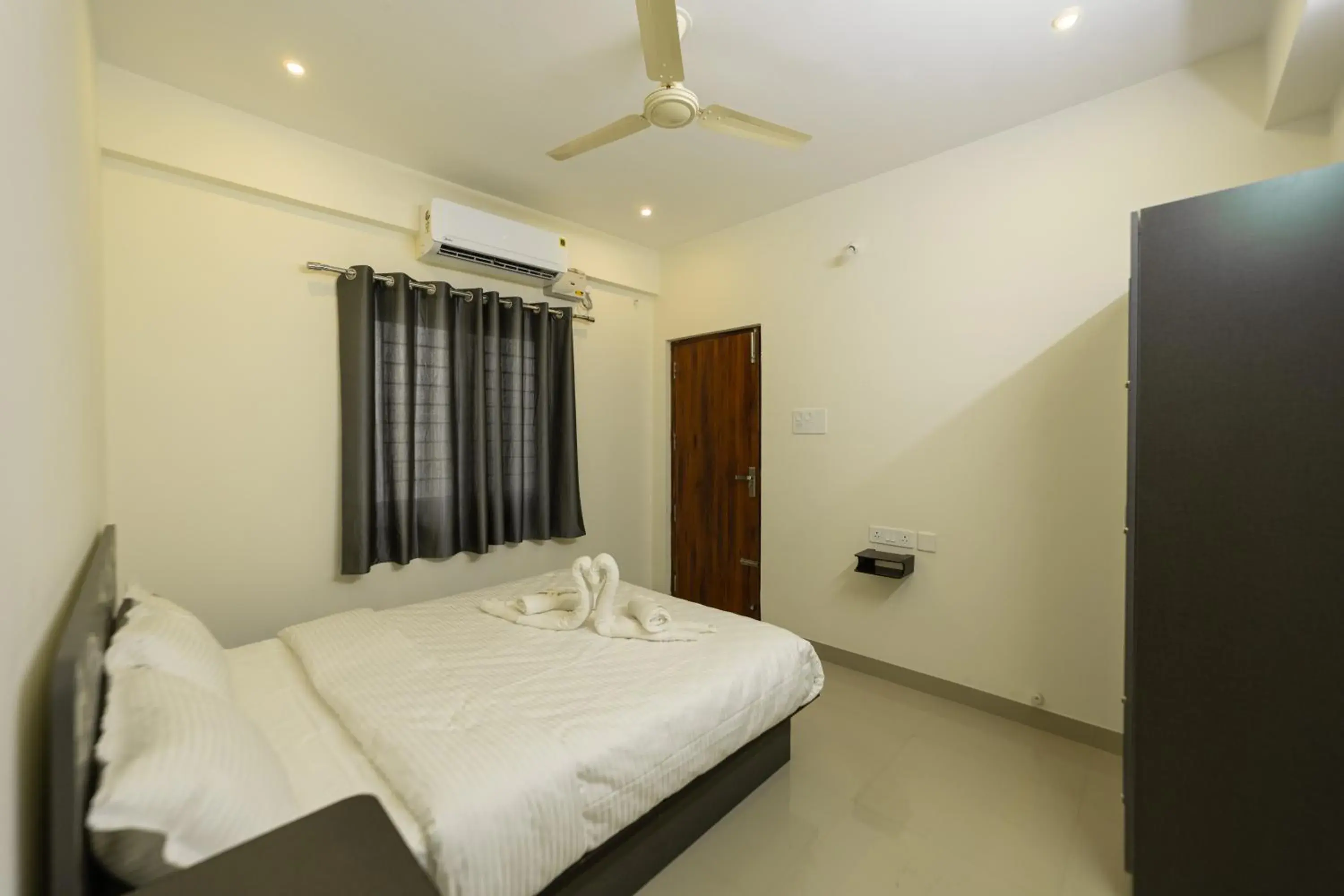 Photo of the whole room, Bed in Fortune Inn Photo of the whole room, Bed in Fortune Inn