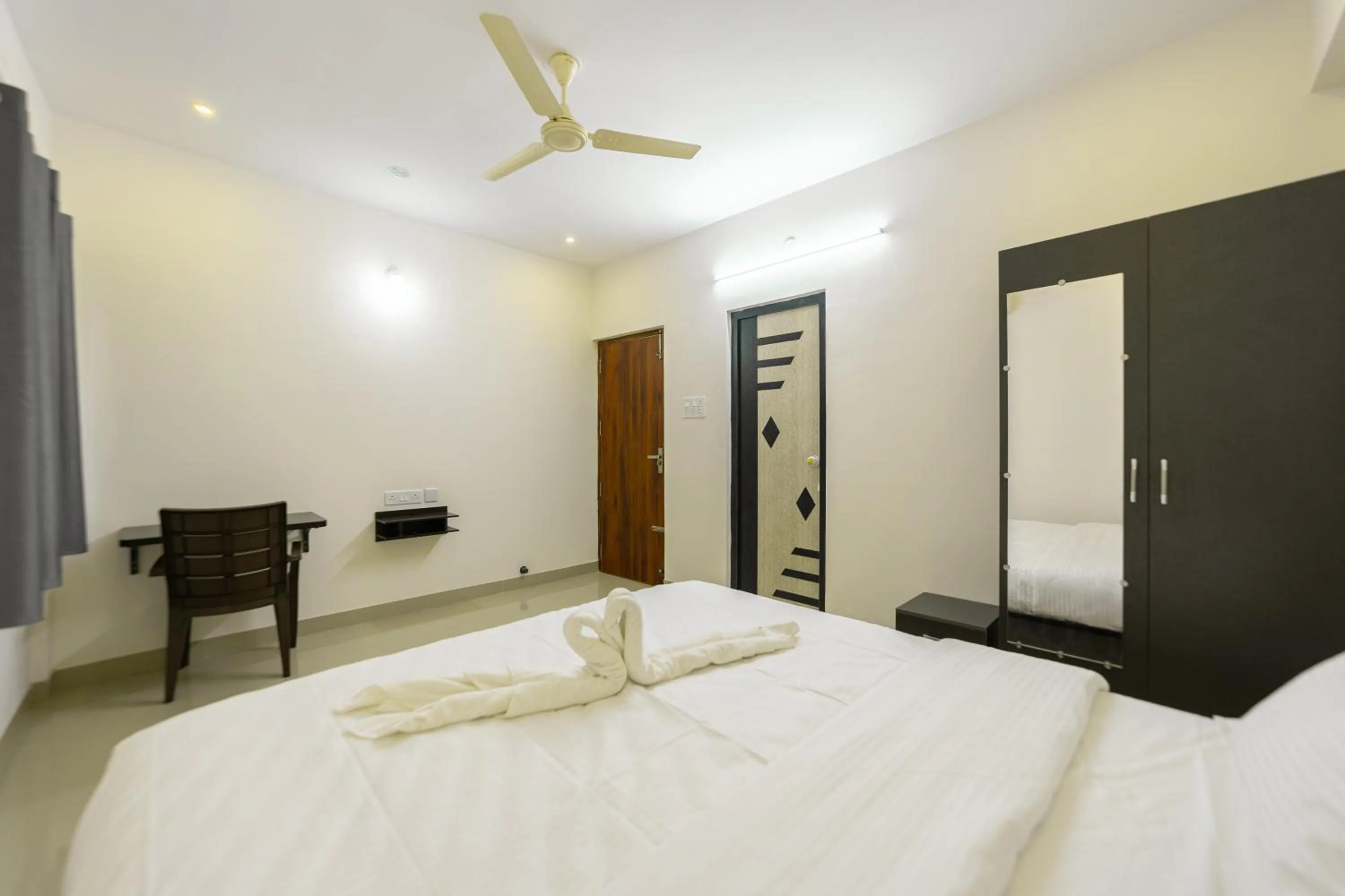 Bedroom, Bed in Fortune Inn