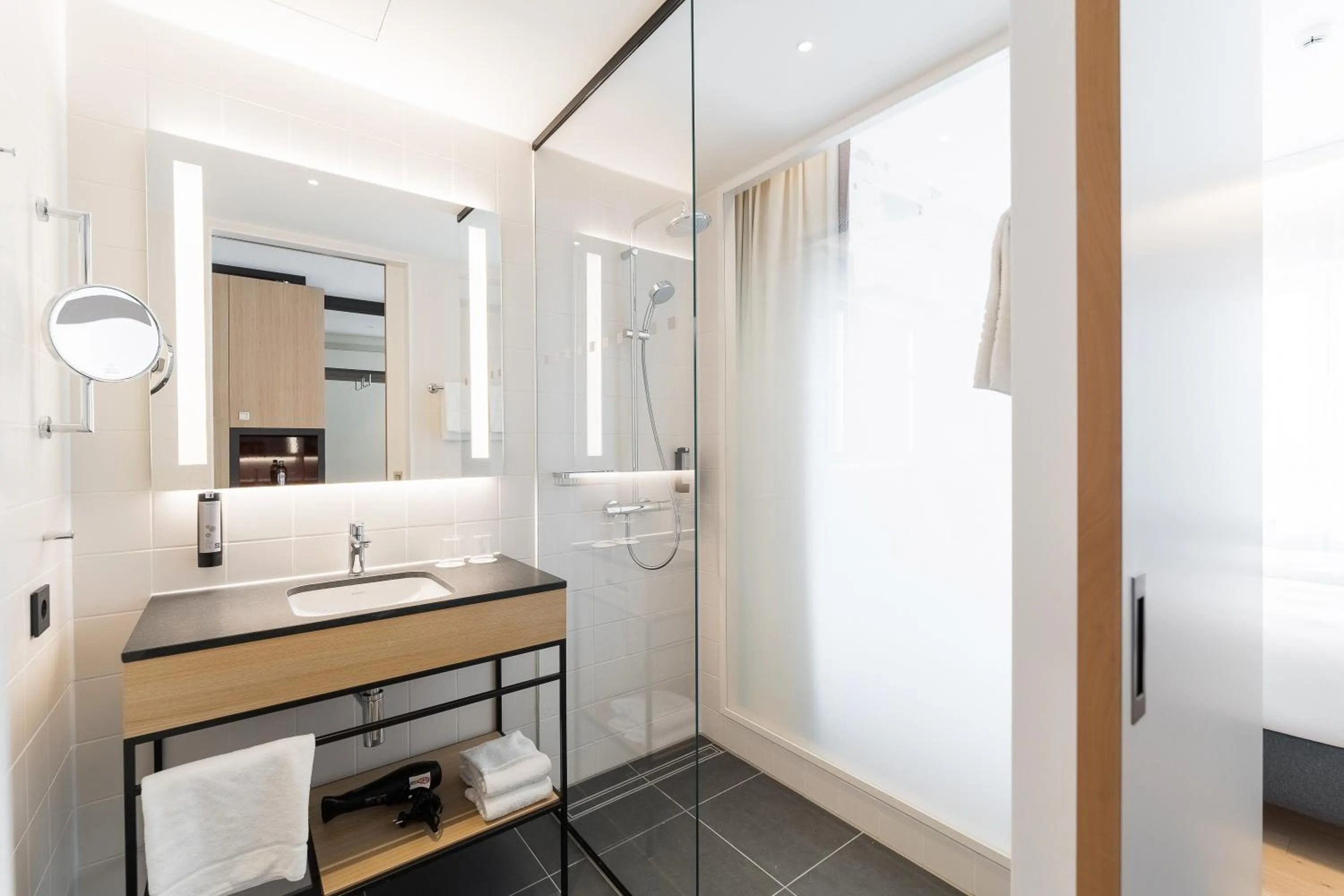 Bathroom, Bed in IntercityHotel Breda