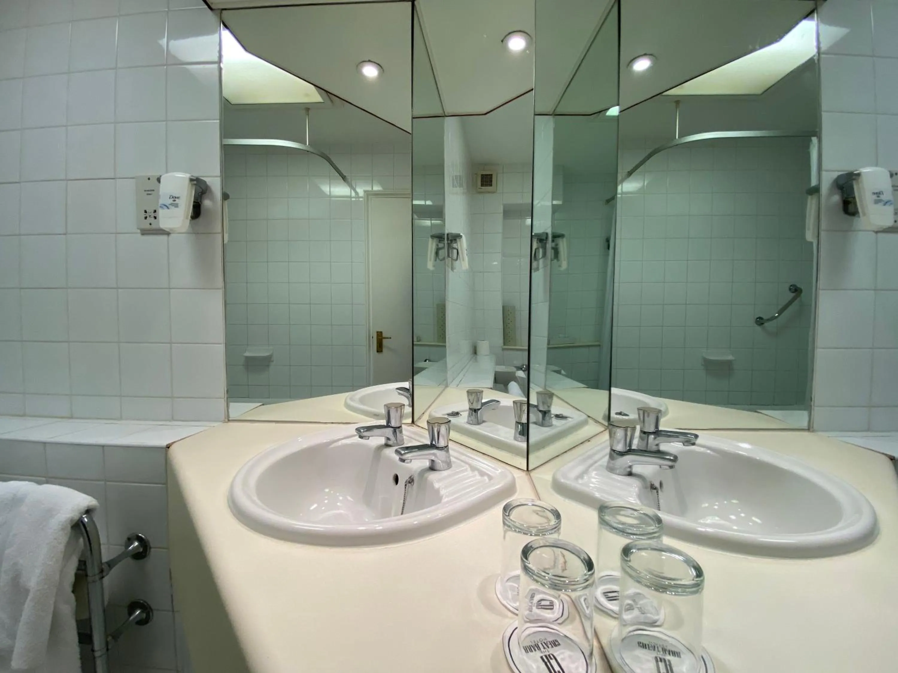 Bathroom in Birmingham Great Barr Hotel