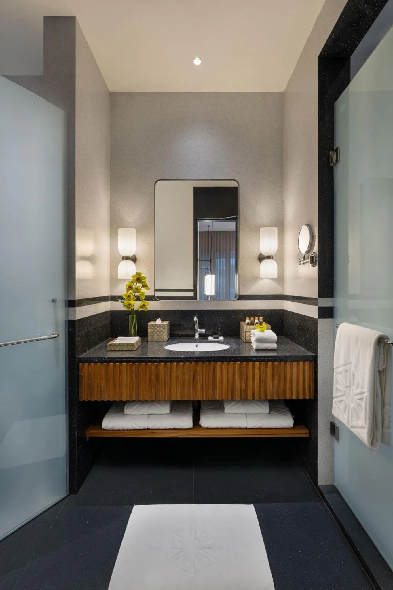 Bathroom, Bed in Taj Taal Kutir