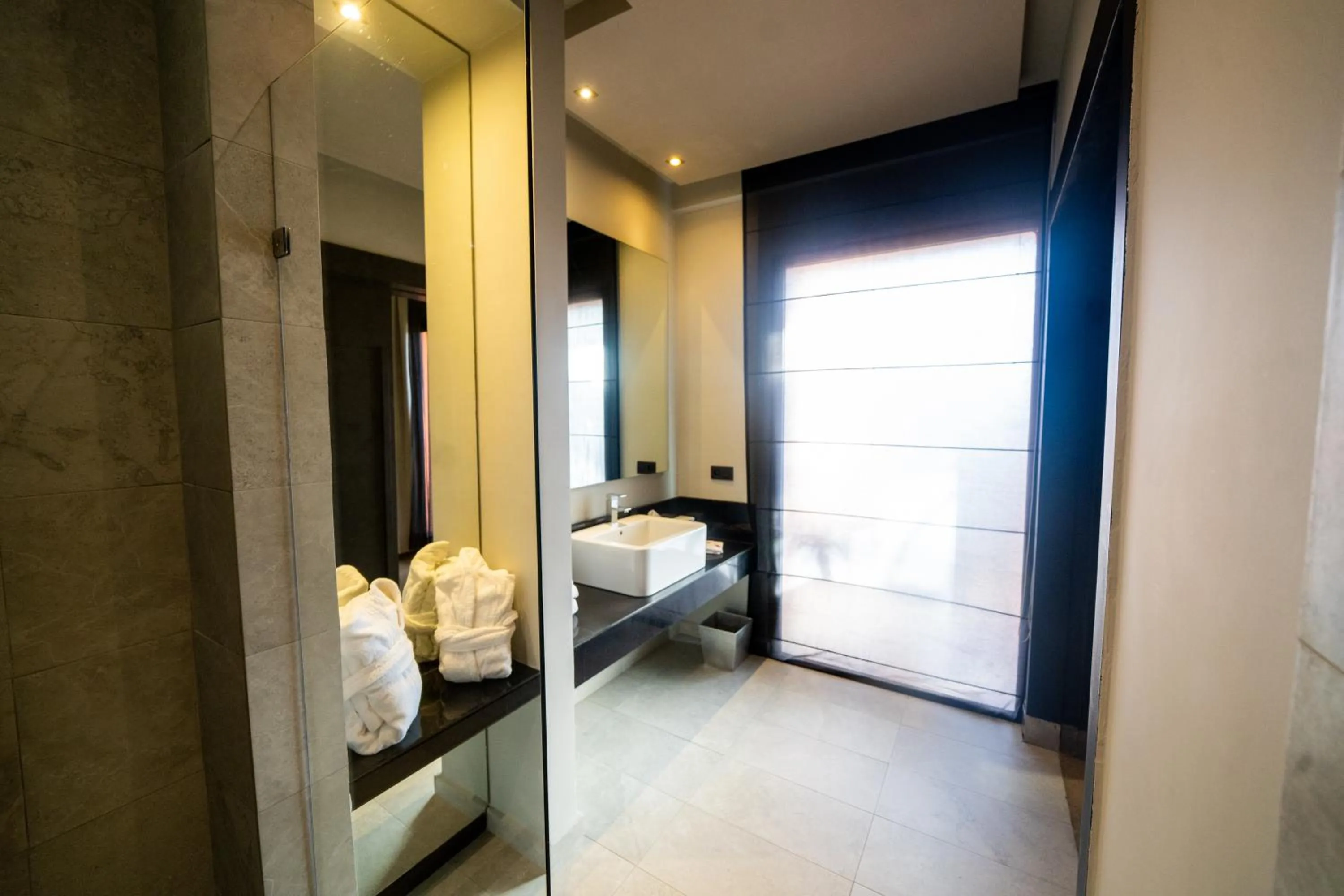 Bathroom, Bed in Hotel Le Rocher Marrakech