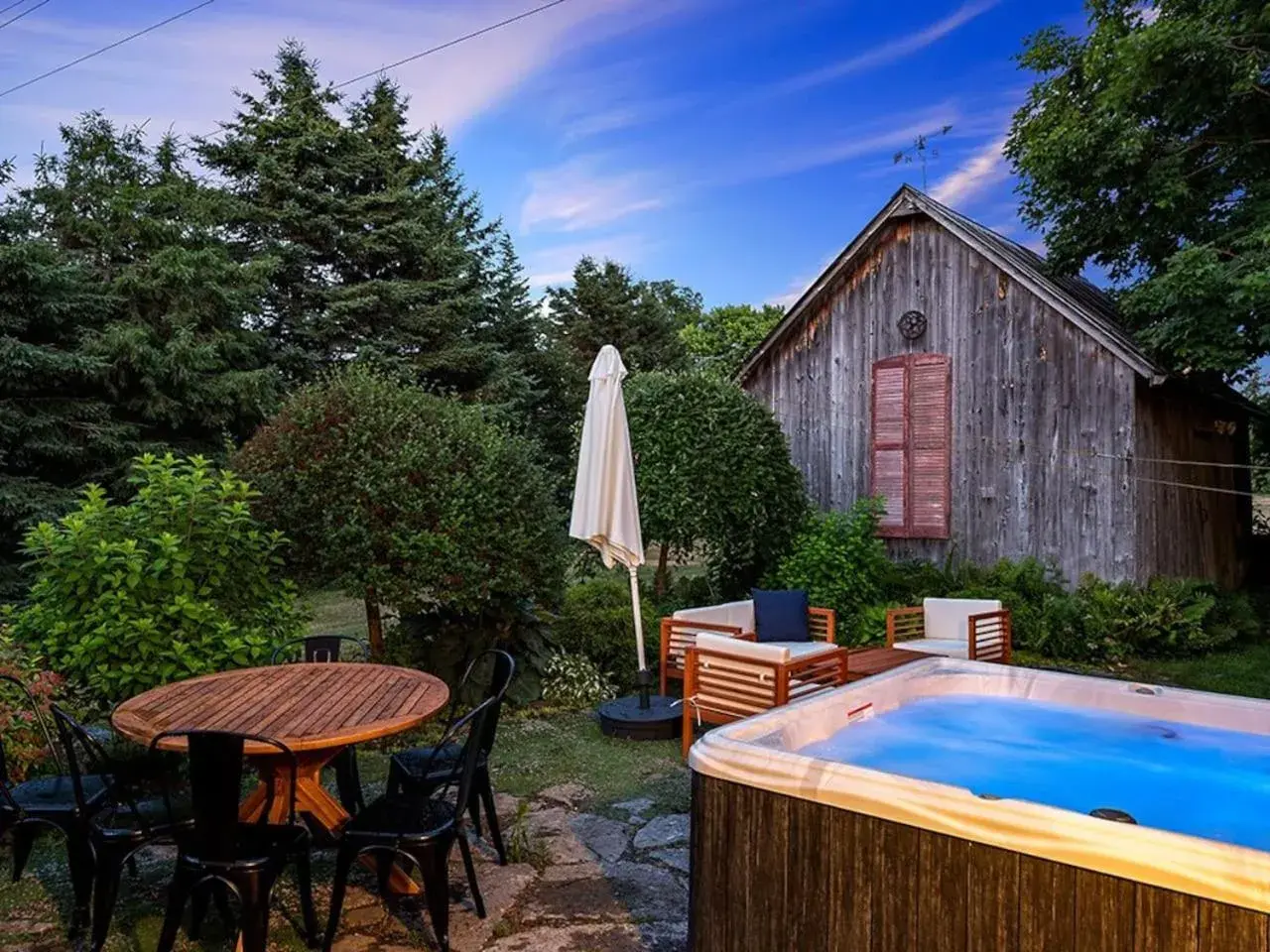 The Gem - Beautiful farmhouse with hot tub The Gem - Beautiful farmhouse with hot tub