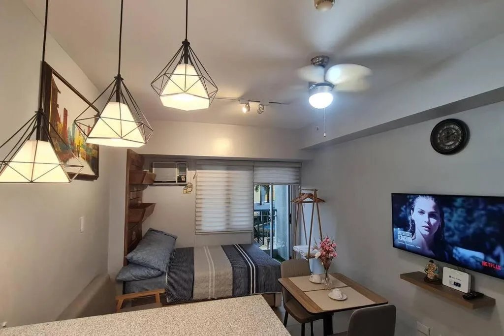 One-Bedroom Apartment in Affordable Condo in Makati w/ Wi-Fi, Netflix, Pool