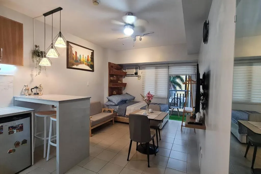 Affordable Condo in Makati w/ Wi-Fi, Netflix, Pool