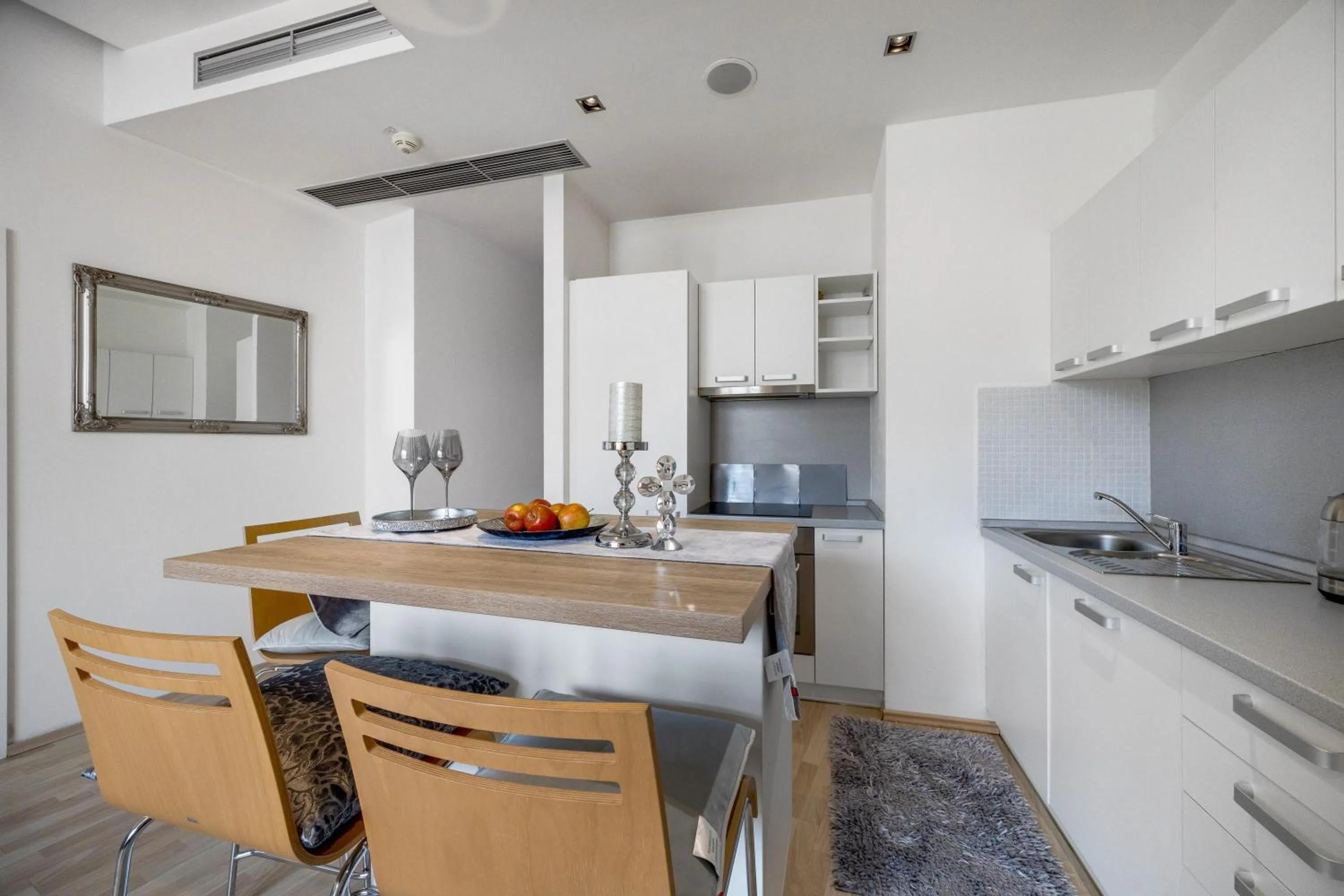 REVON Art-Deco Old Town Apartment