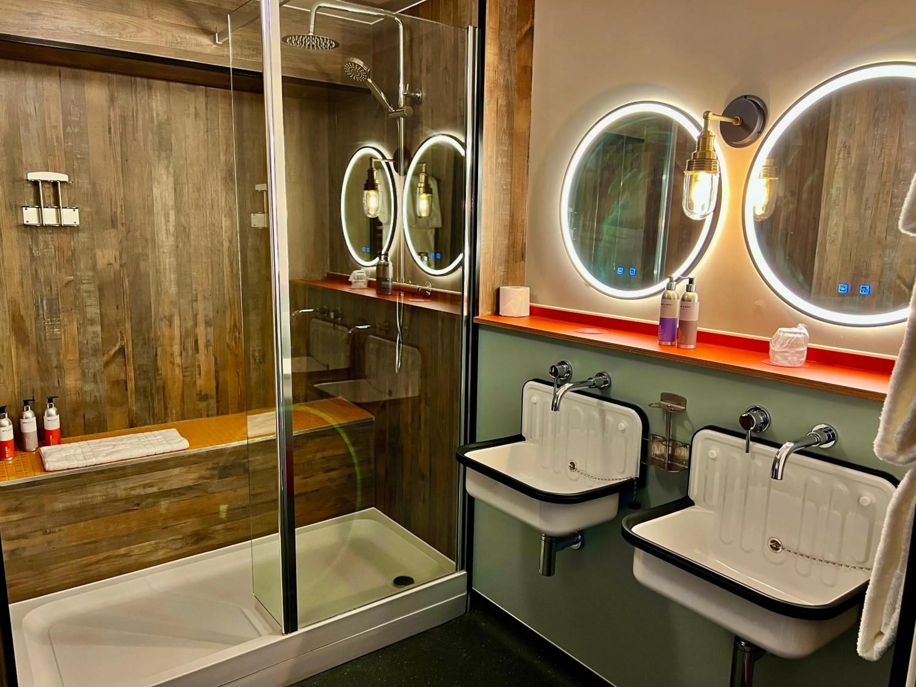 Shower in Bike & Boot Inns Peak District - Leisure Hotels for Now