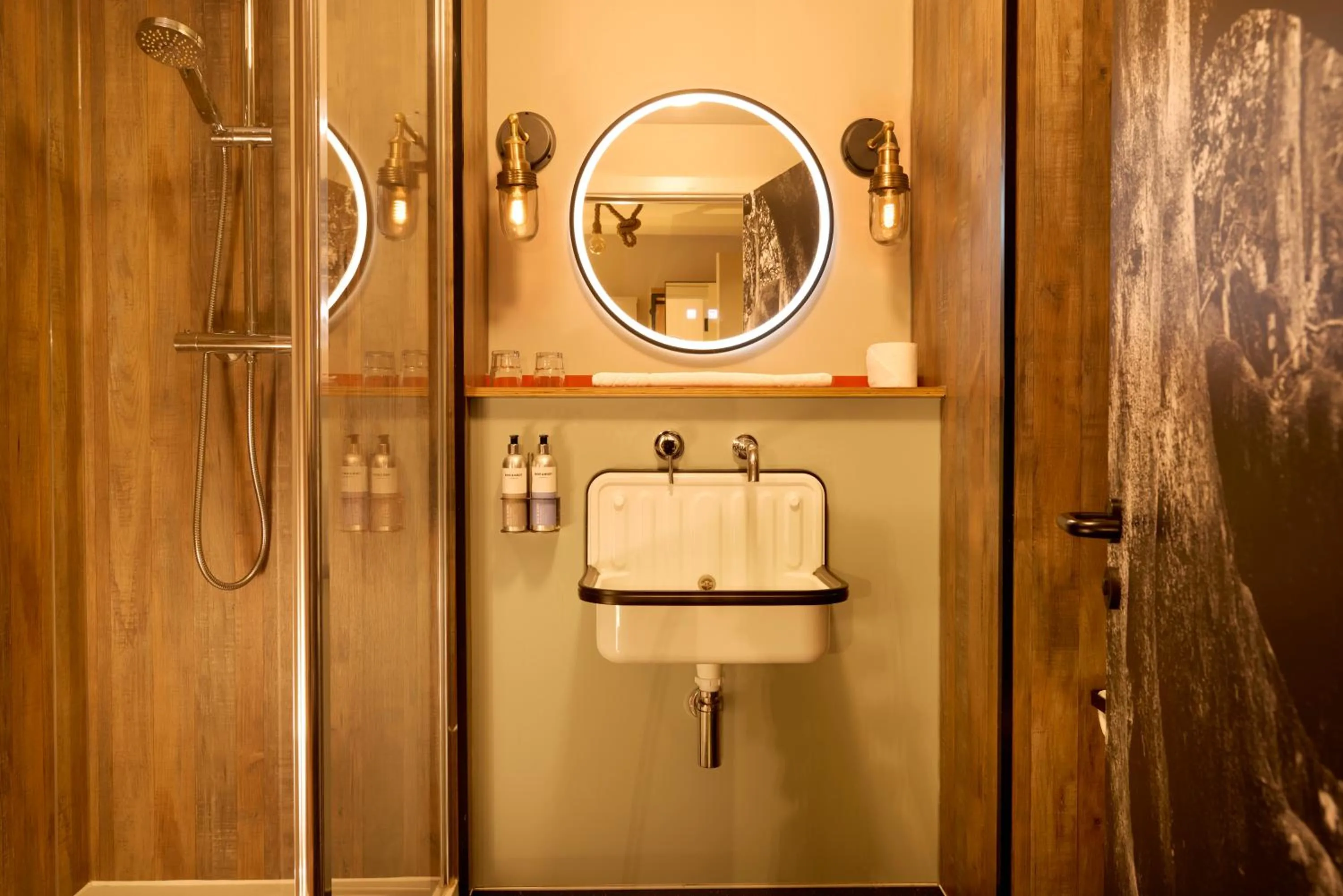 Shower in Bike & Boot Inns Peak District - Leisure Hotels for Now