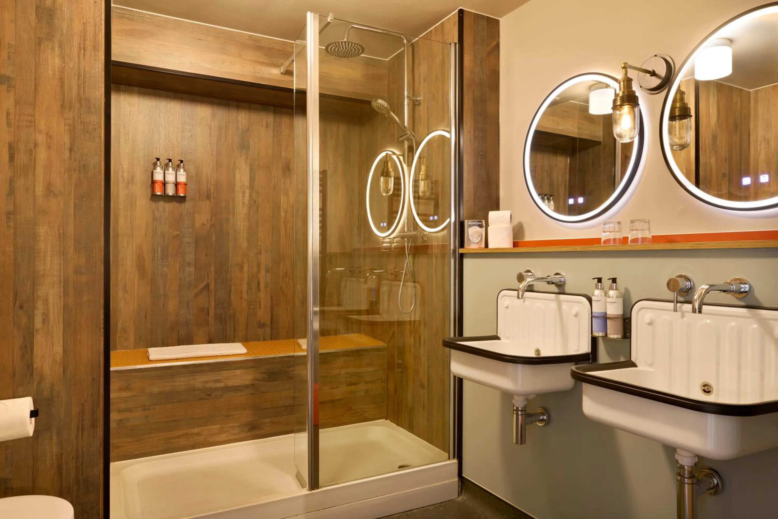 Shower in Bike & Boot Inns Peak District - Leisure Hotels for Now