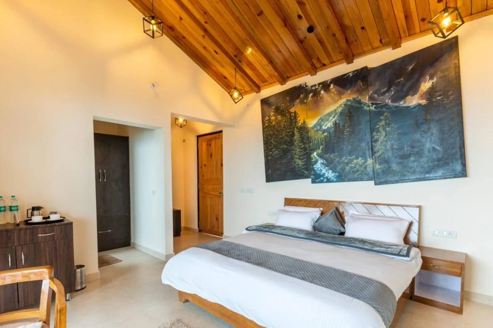 Bedroom, Bed in Shree Parijat Resort - Luxury Resort in Mukteshwar