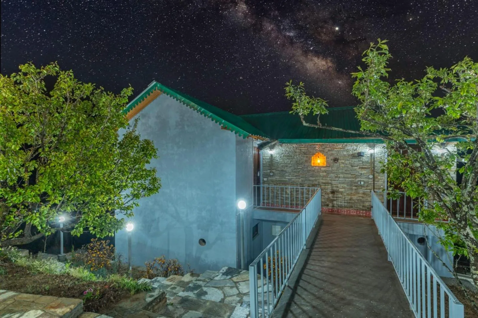 Night in Shree Parijat Resort - Luxury Resort in Mukteshwar