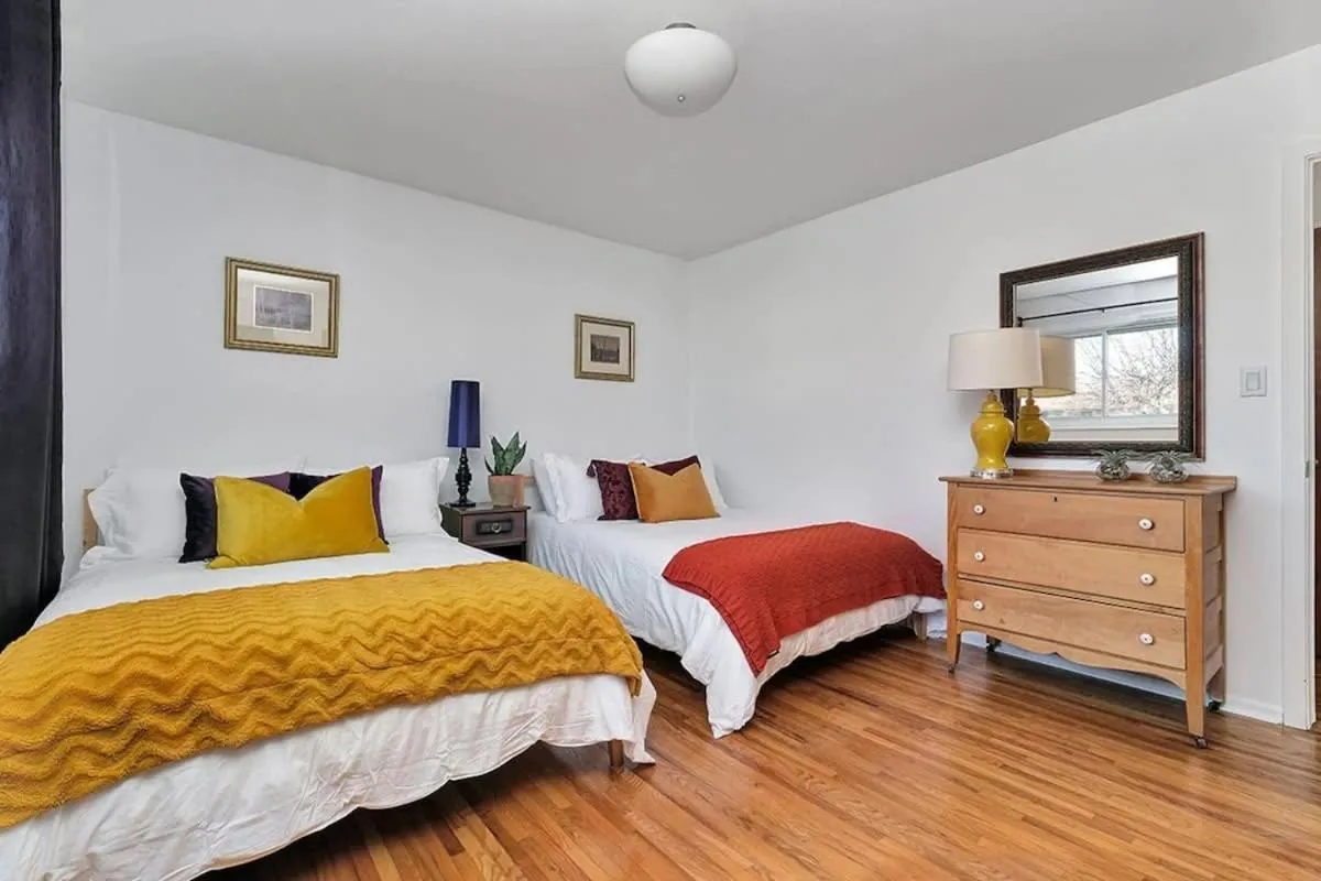 Bed in Retro vibe w hot tub piano lounge and vinyls