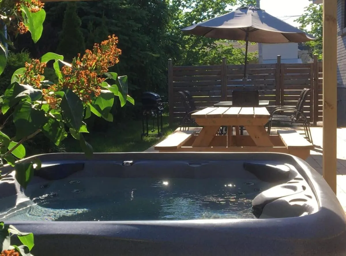 Retro vibe w hot tub piano lounge and vinyls