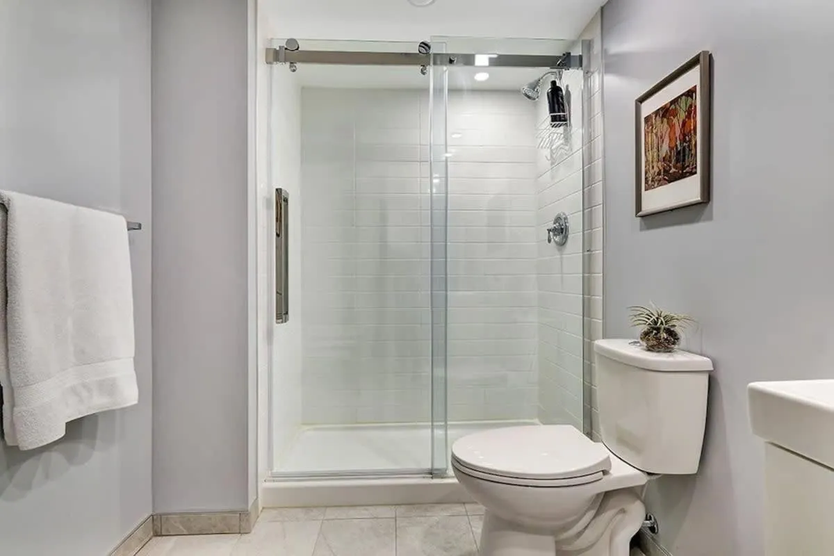 Retro vibe w hot tub piano lounge and vinyls