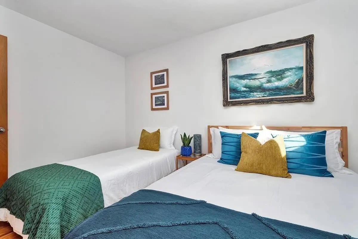 Bed in Retro vibe w hot tub piano lounge and vinyls