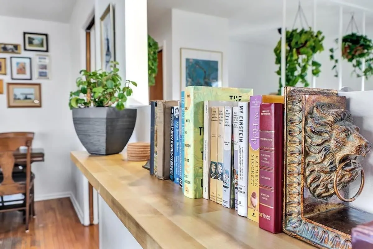 Retro vibe w hot tub piano lounge and vinyls