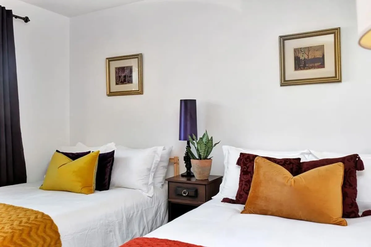 Bed in Retro vibe w hot tub piano lounge and vinyls