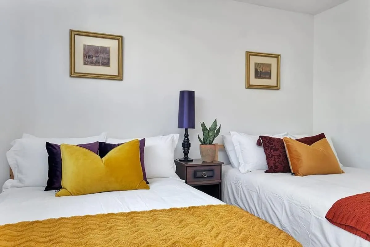 Bed in Retro vibe w hot tub piano lounge and vinyls