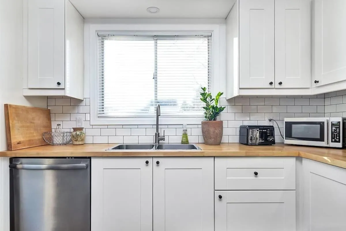 Retro vibe w hot tub piano lounge and vinyls