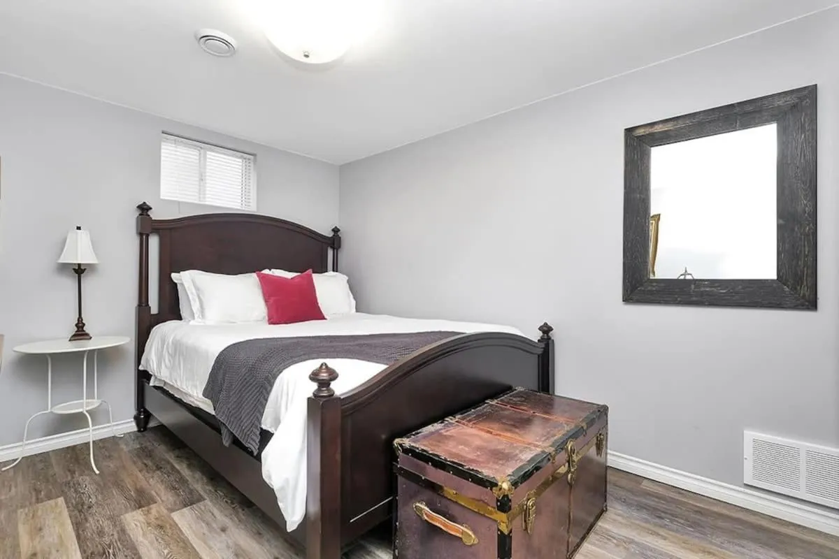 Bed in Retro vibe w hot tub piano lounge and vinyls