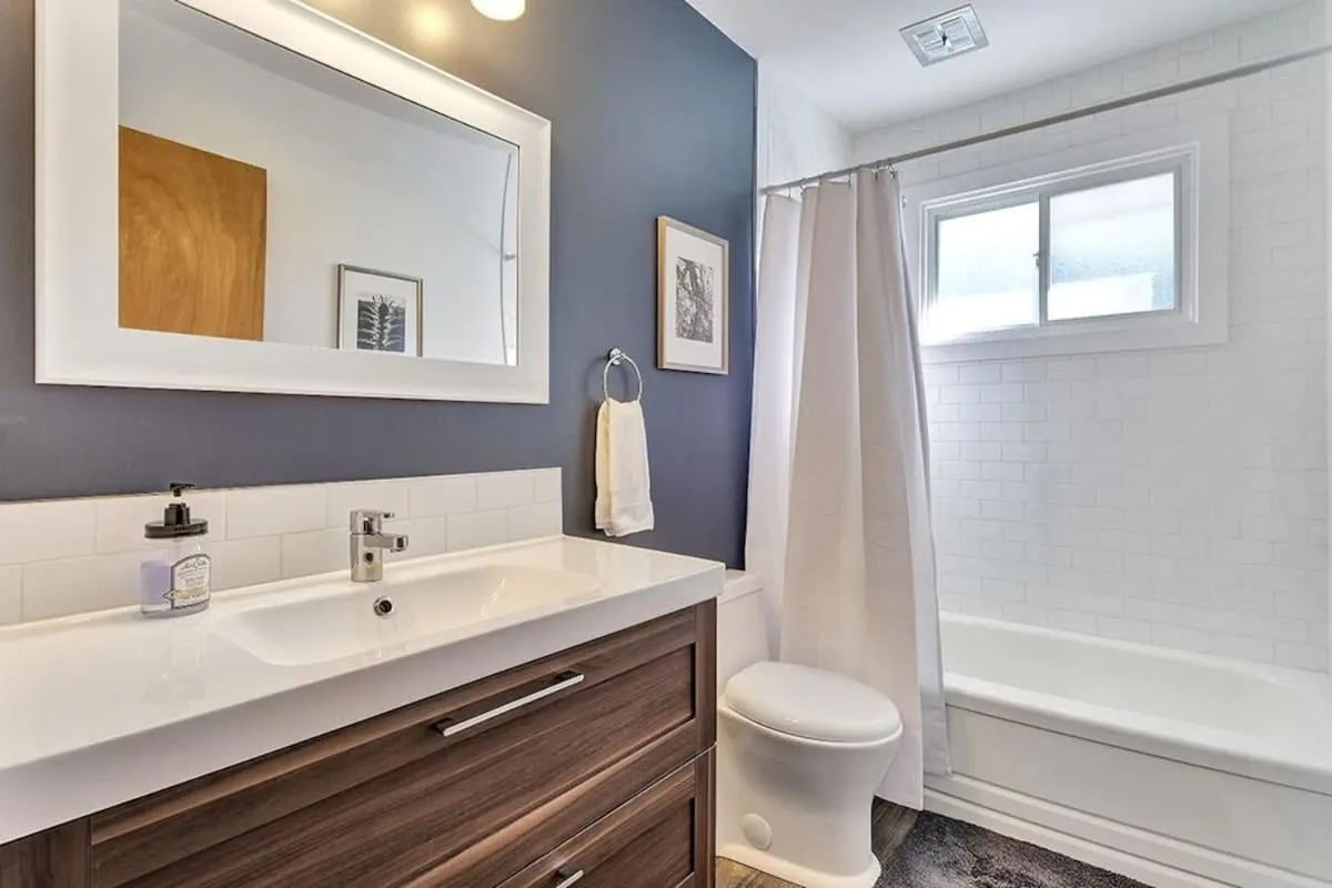 Retro vibe w hot tub piano lounge and vinyls