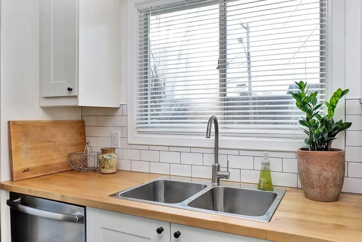 Retro vibe w hot tub piano lounge and vinyls