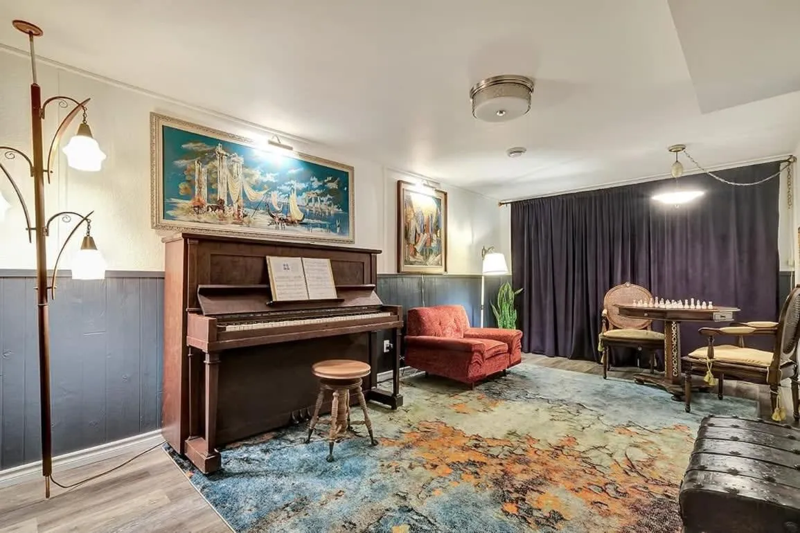 Retro vibe w hot tub piano lounge and vinyls