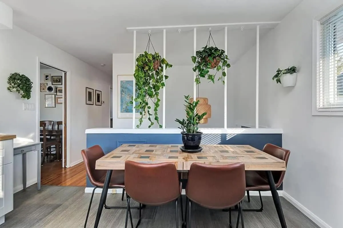 Retro vibe w hot tub piano lounge and vinyls