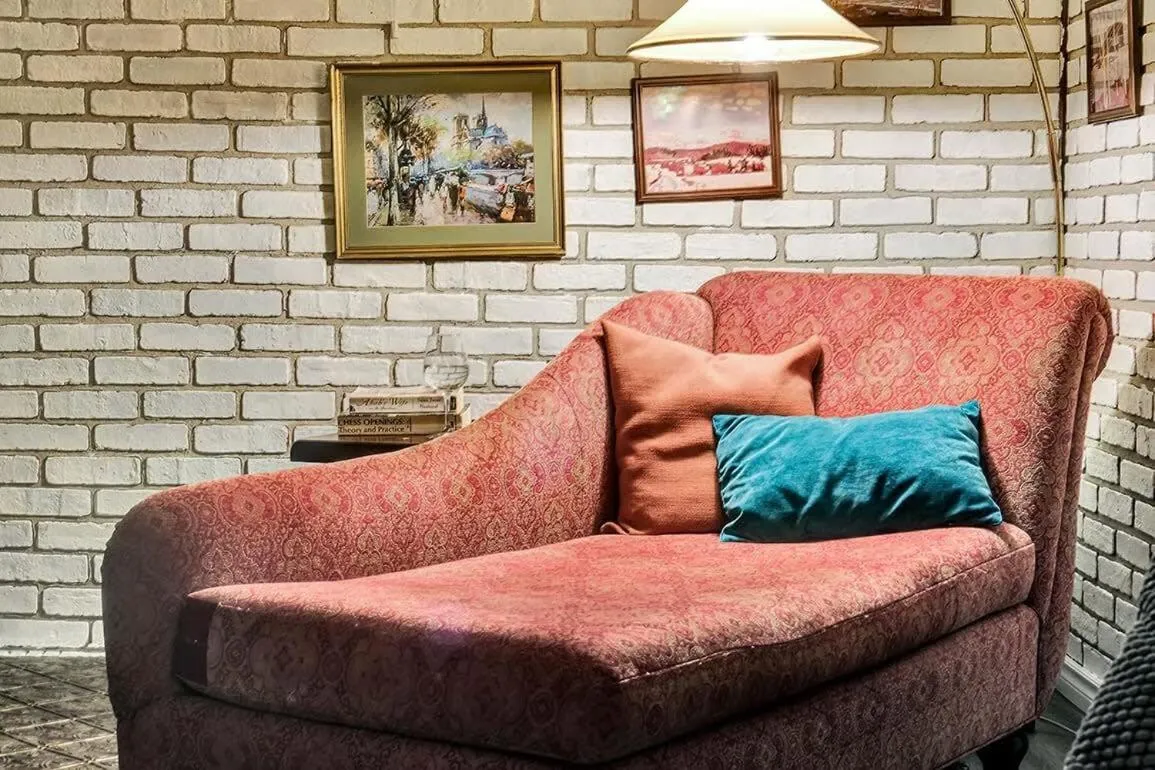 Retro vibe w hot tub piano lounge and vinyls