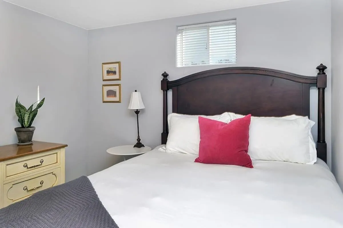 Bed in Retro vibe w hot tub piano lounge and vinyls