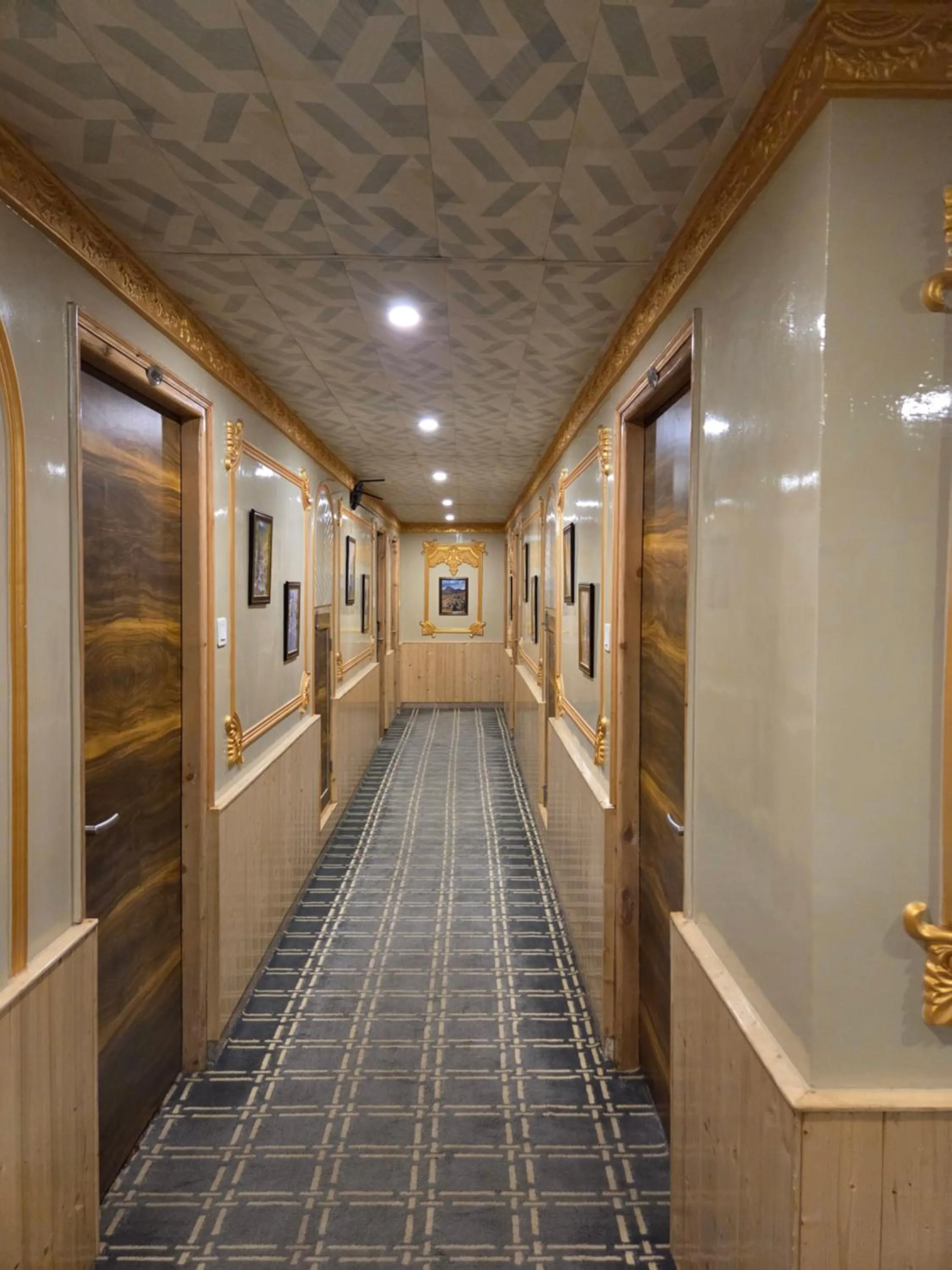 Lobby or reception in Hill River Resort By West Western -Property of the Year 2024-25 - Central Heated & Air Cooled, Near Mall Road