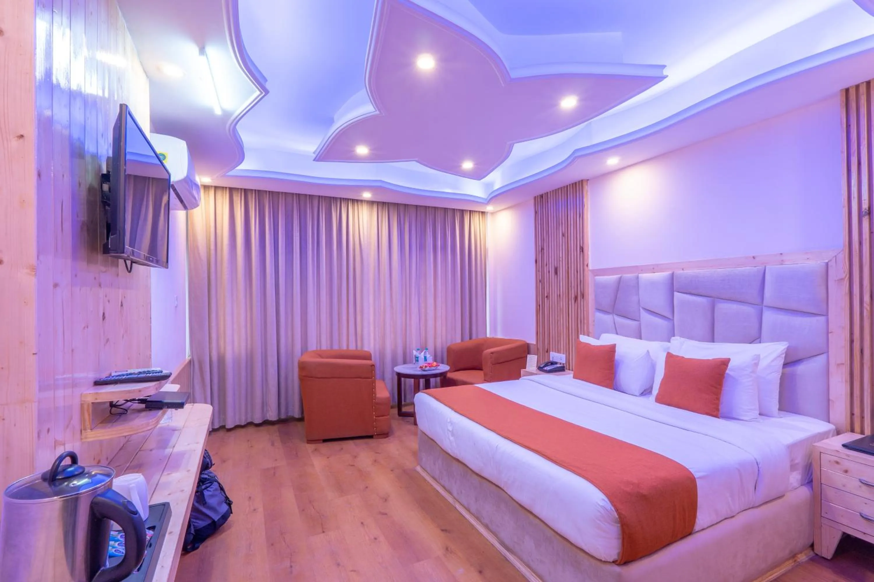 TV and multimedia, Bed in Hill River Resort By West Western -Property of the Year 2024-25 - Central Heated & Air Cooled, Near Mall Road