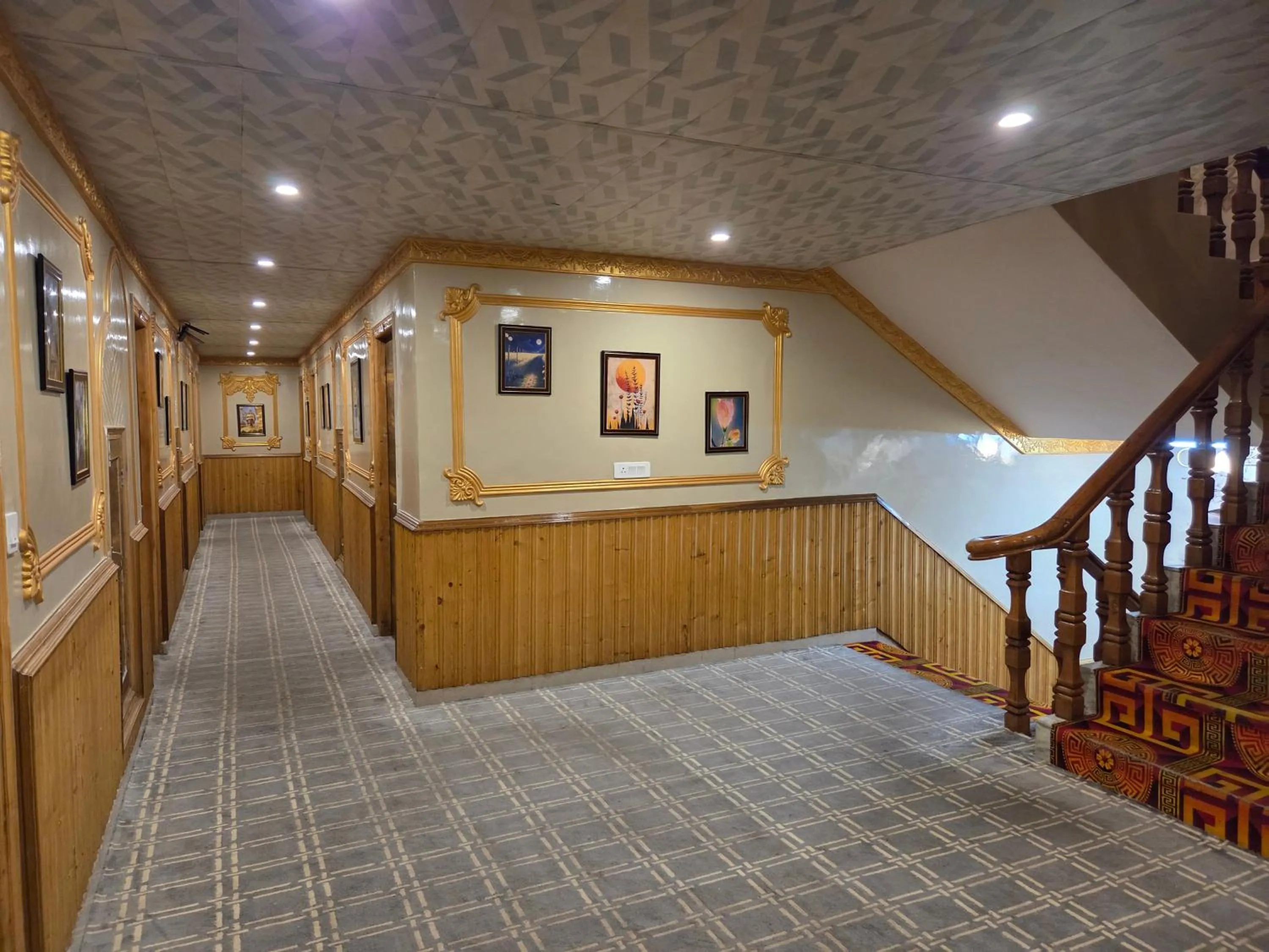 Lobby or reception in Hill River Resort By West Western -Property of the Year 2024-25 - Central Heated & Air Cooled, Near Mall Road